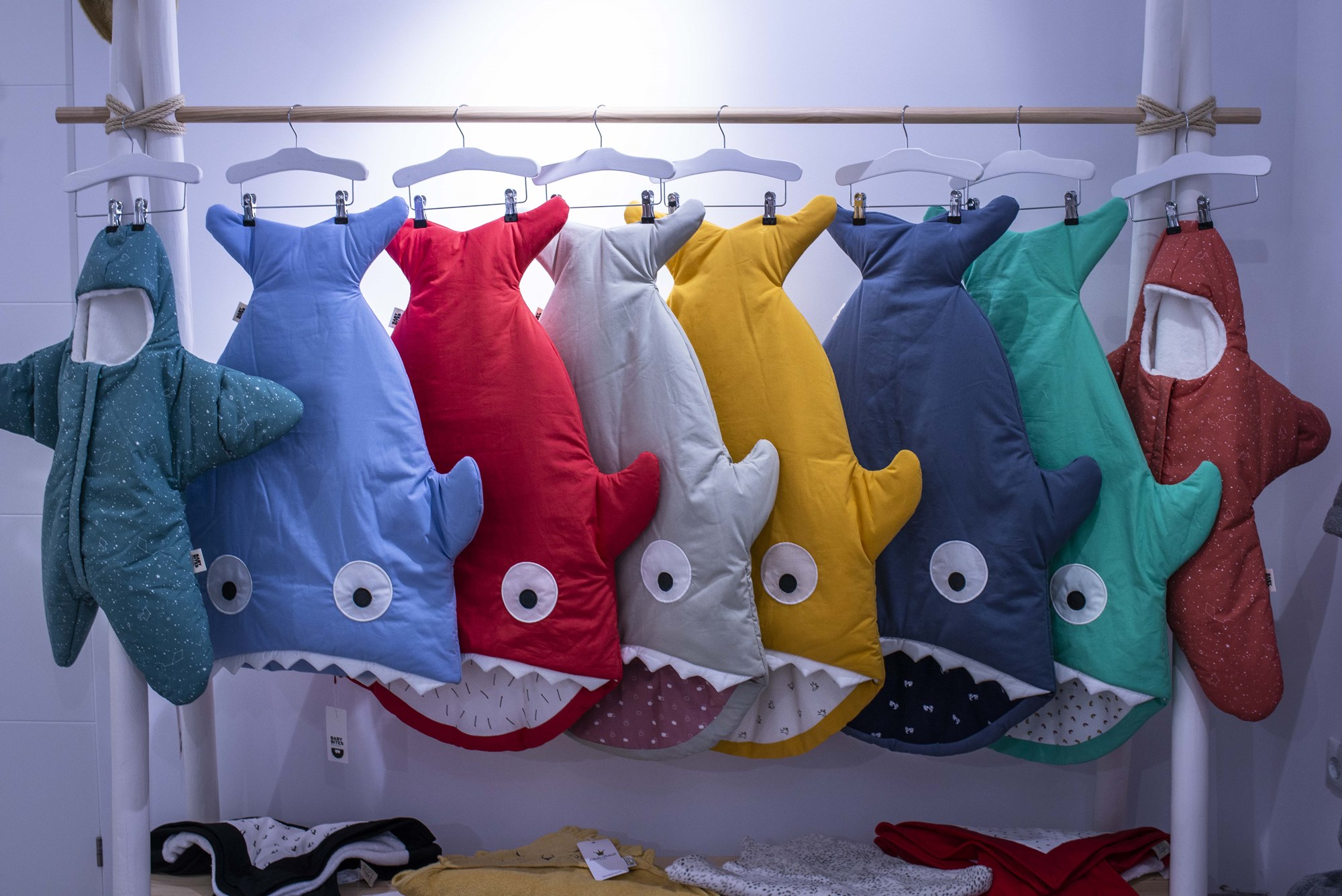 Hay mundo más allá de Disney para la ropa de los más pequeños de la familia. Hay mundo más allá de Disney para la ropa de los más pequeños de la familia.