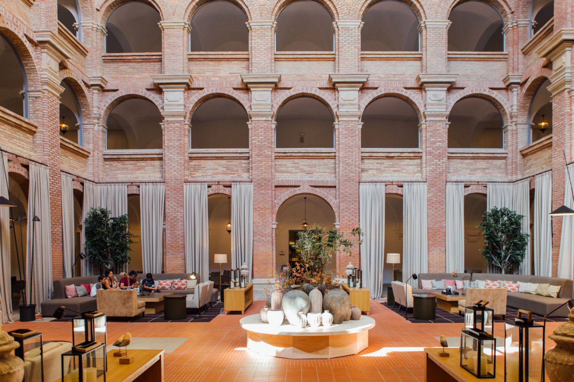 Parador de Lleida: claustro de recepción Parador de Lleida: claustro de recepción