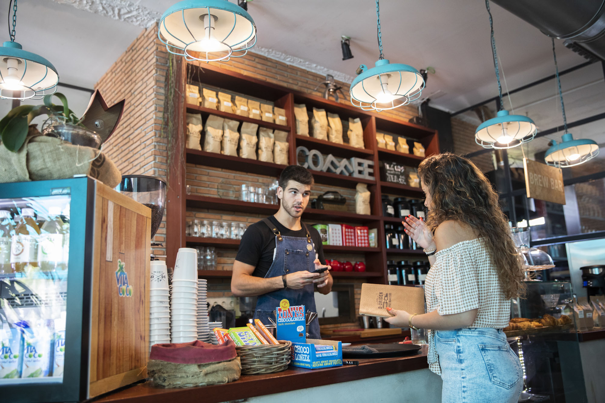 Todo el equipo es muy joven y está perfectamente preparado en el mundo cafetero. Todo el equipo es muy joven y está perfectamente preparado en el mundo cafetero.