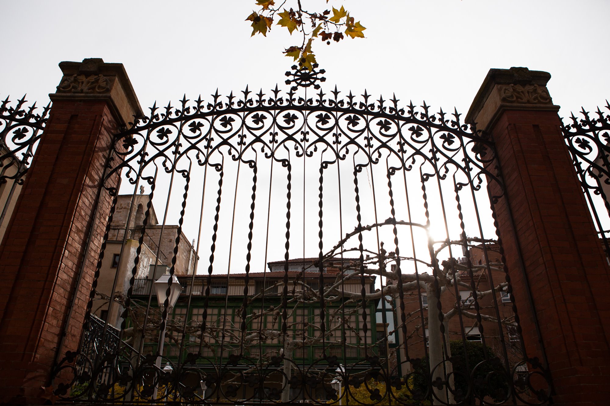 Cierre del jardín de la casa de Miguel Hervella, cerca de la plaza de Viriato y la plaza de Santa María Nueva. Cierre del jardín de la casa de Miguel Hervella, cerca de la plaza de Viriato y la plaza de Santa María Nueva.