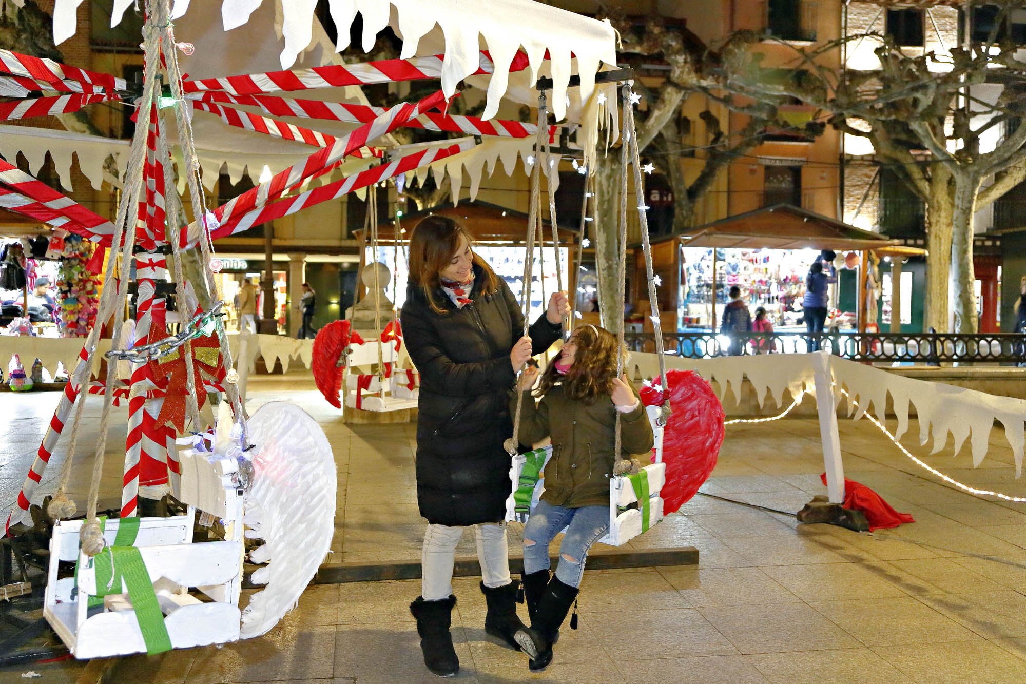 Además del mercadillo, en la plaza hay varias atracciones para los más pequeños. Además del mercadillo, en la plaza hay varias atracciones para los más pequeños.