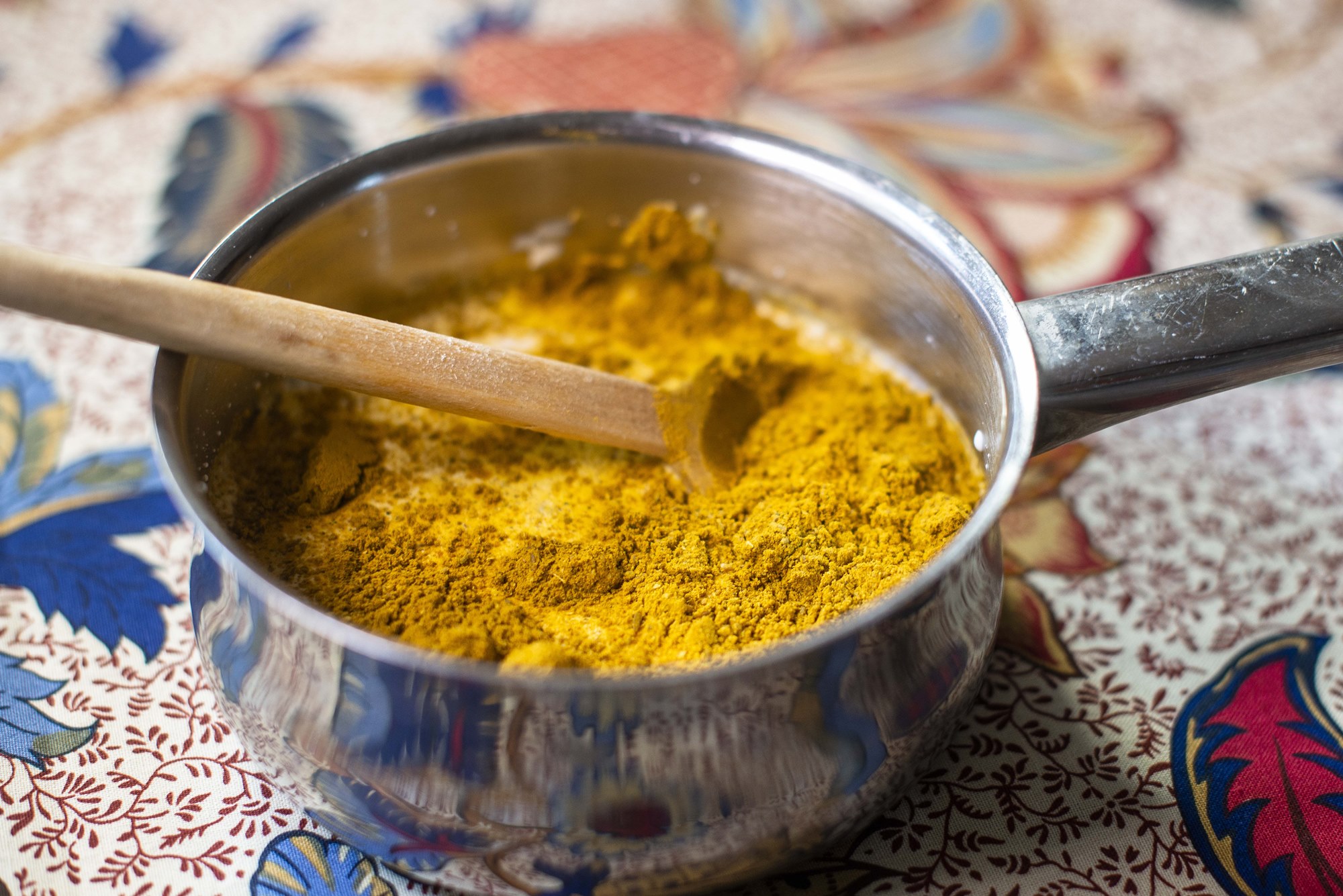 La salsa de nata y polvo de curry debe resultar un poco agridulce. La salsa de nata y polvo de curry debe resultar un poco agridulce.