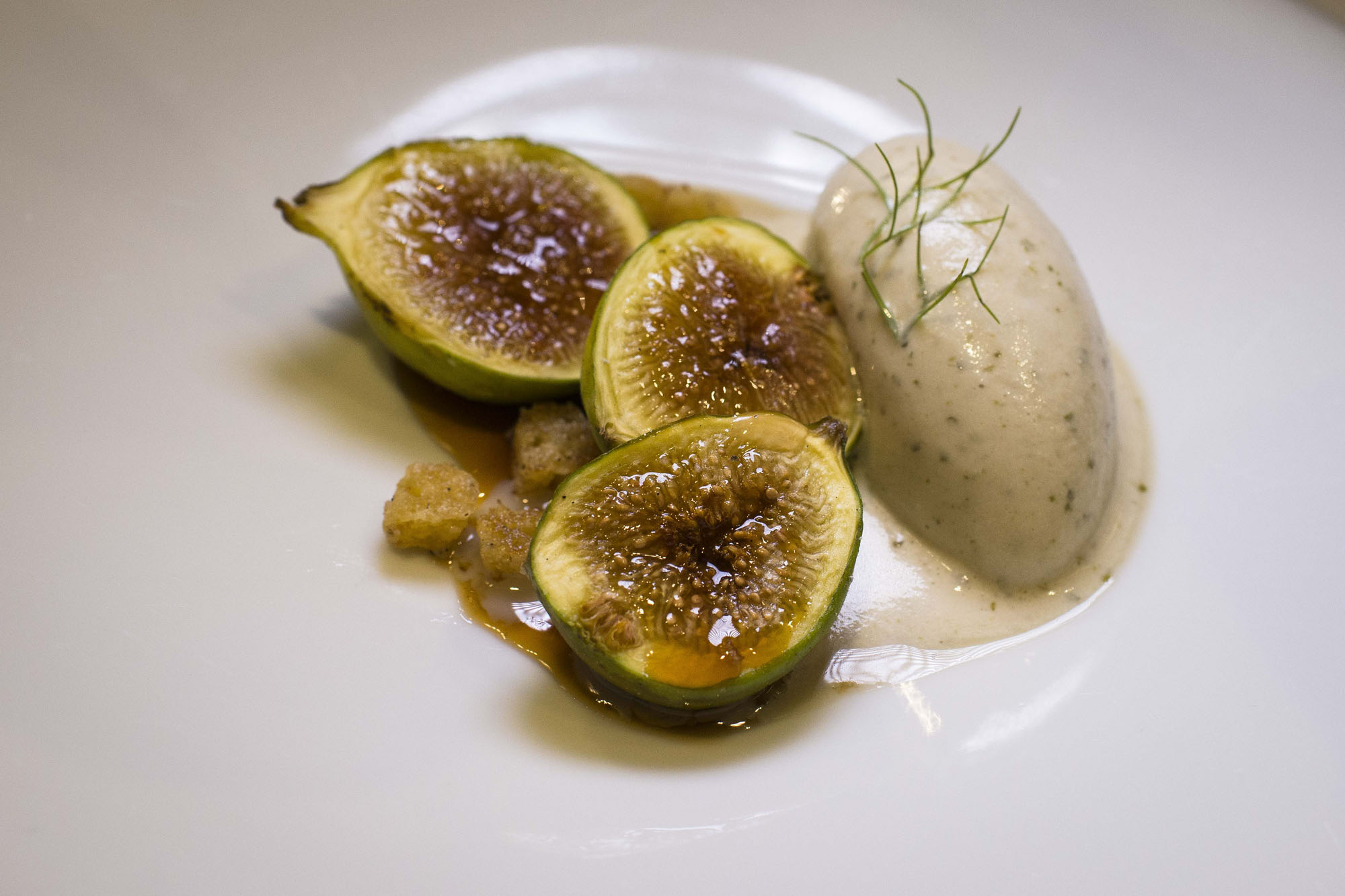 Postre de higos a la brasa con helado. Postre de higos a la brasa con helado.