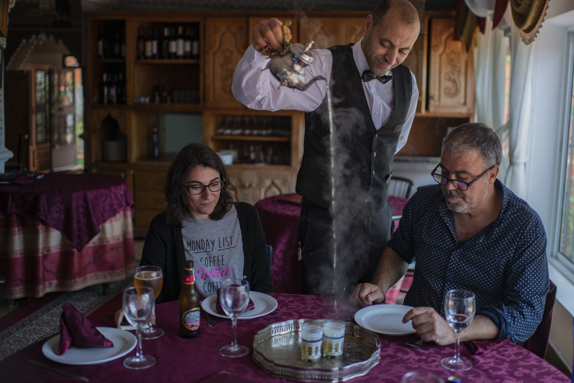  Restaurante Oasis. Ceuta. La ceremonia del té exige que se sirva y se devuelva tres veces a la tetera antes de beberlo Restaurante Oasis. Ceuta. La ceremonia del té exige que se sirva y se devuelva tres veces a la tetera antes de beberlo