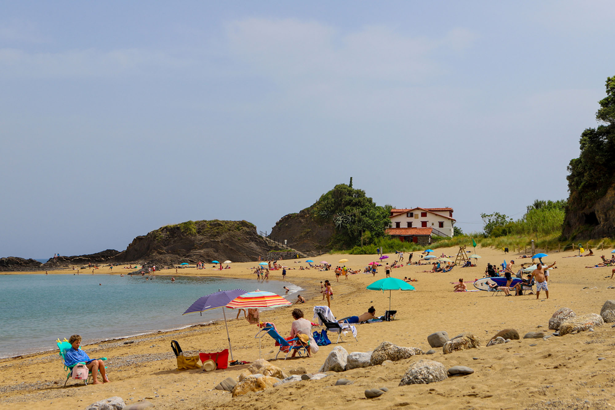 Una playa dorada que descansa bajo el monte verde. Una playa dorada que descansa bajo el monte verde.