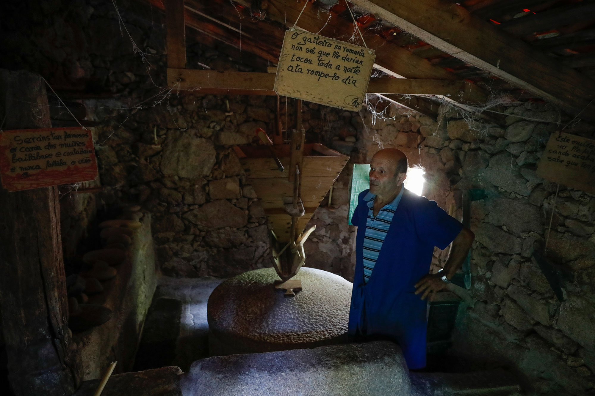 Romer, un veterano de la Asociación Muiñeiros do Río Tripes, que arregla molinos. Romer, un veterano de la Asociación Muiñeiros do Río Tripes, que arregla molinos.