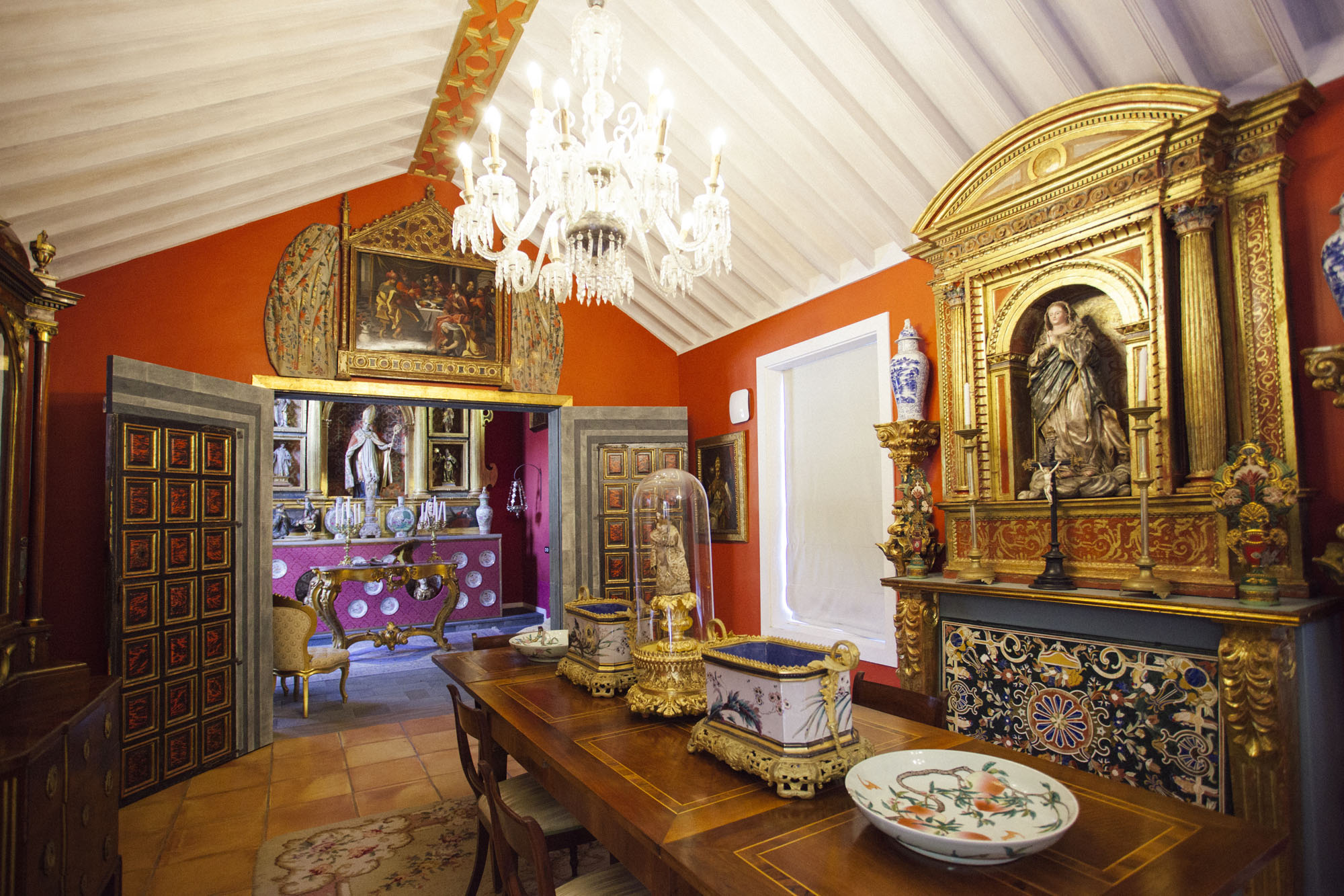 La capilla del hotel está plagada de obras de arte y se utilizan actualmente como sala de reuniones. La capilla del hotel está plagada de obras de arte y se utilizan actualmente como sala de reuniones.