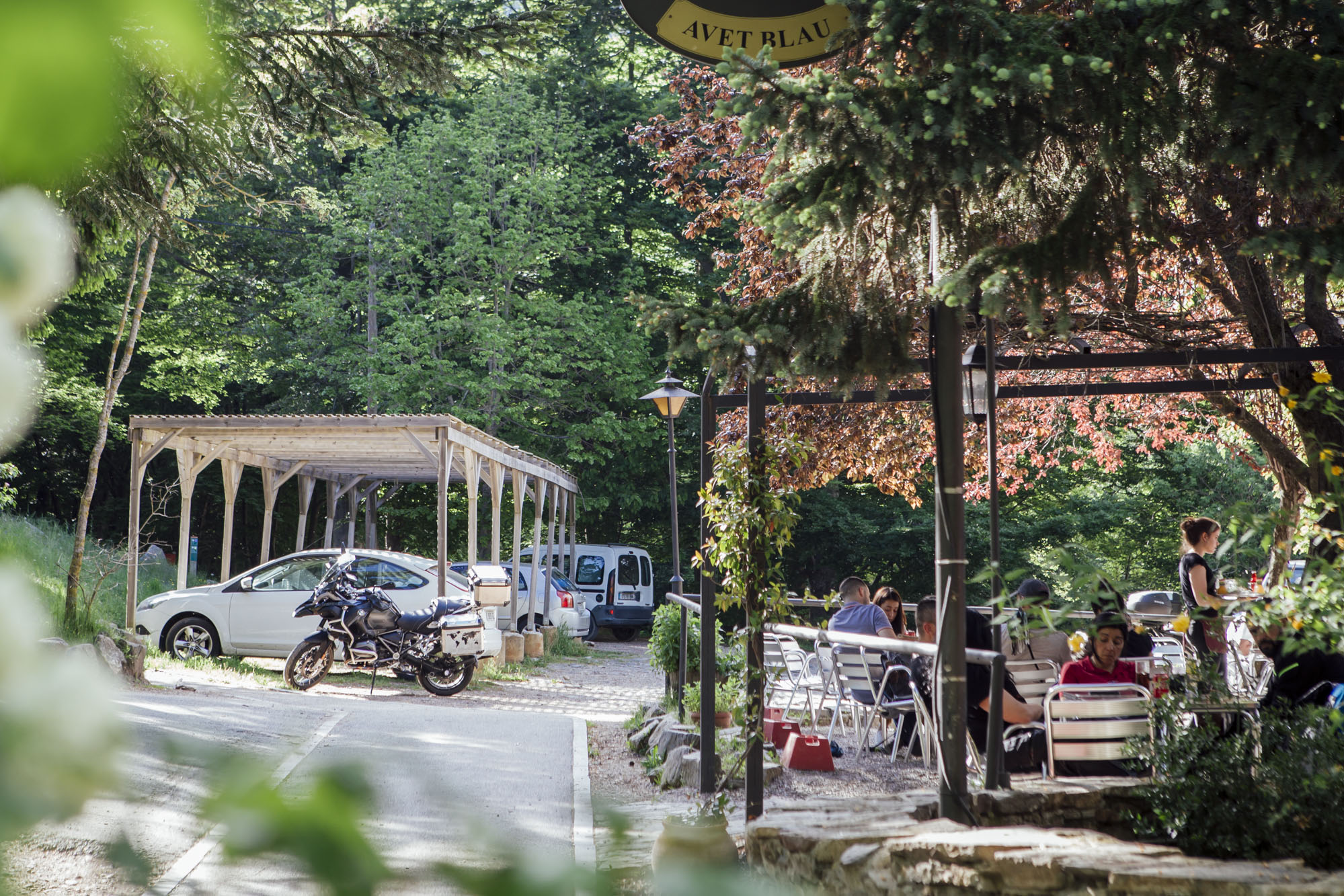 En la terraza del 'Avet Blau' coinciden motoristas y excursionistas. Desde el restaurante parte un sendero hacia el Pantano de Santa Fe del Montseny. En la terraza del 'Avet Blau' coinciden motoristas y excursionistas. Desde el restaurante parte un sendero hacia el Pantano de Santa Fe del Montseny.