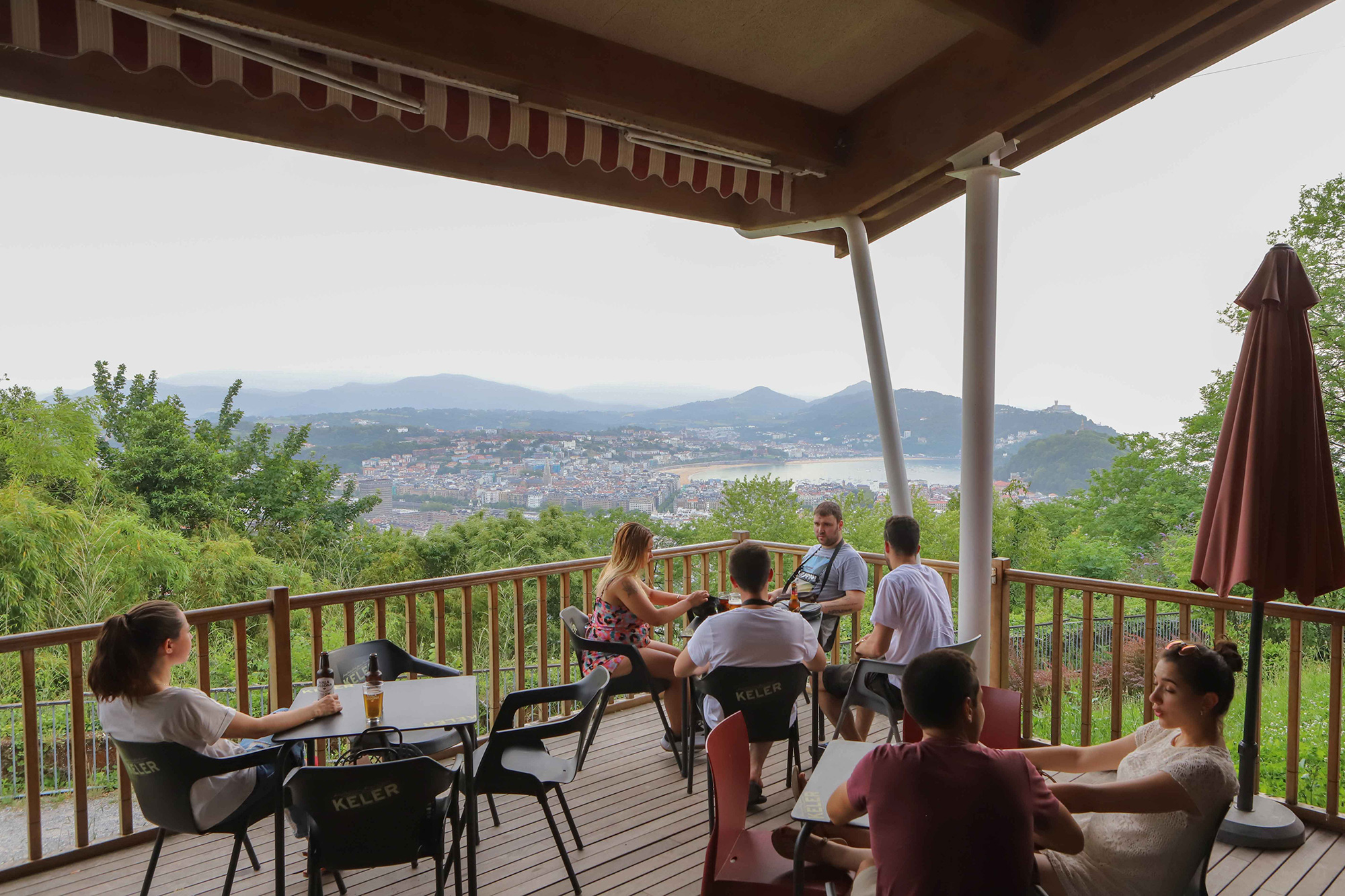 La terraza de este albergue se encuentra a 200 metros de altitud y sus vistas merecen mucho la pena. La terraza de este albergue se encuentra a 200 metros de altitud y sus vistas merecen mucho la pena.
