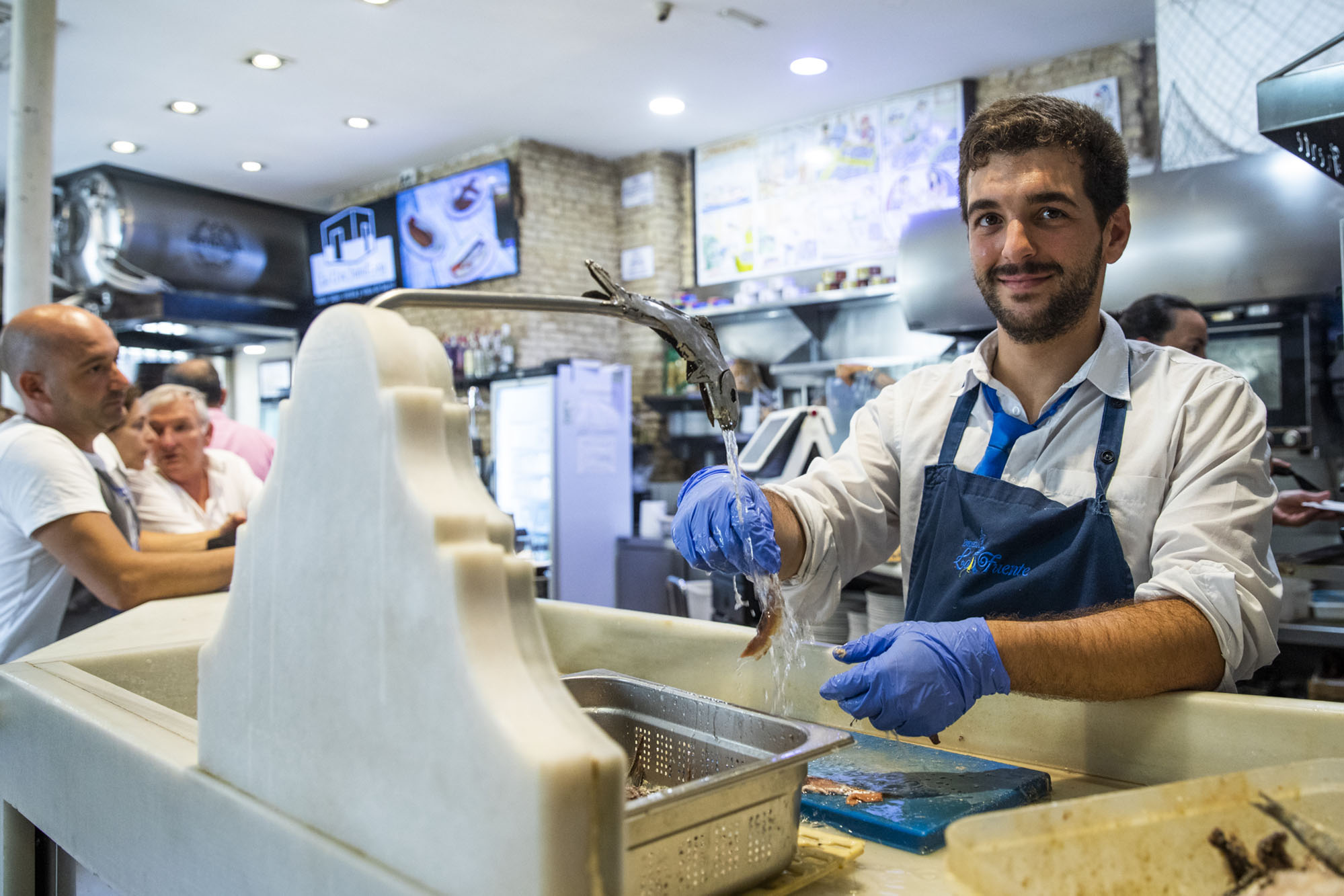 Las anchoas se limpian una a una a la vista del cliente. Foto: Eva Máñez. Las anchoas se limpian una a una a la vista del cliente. Foto: Eva Máñez.