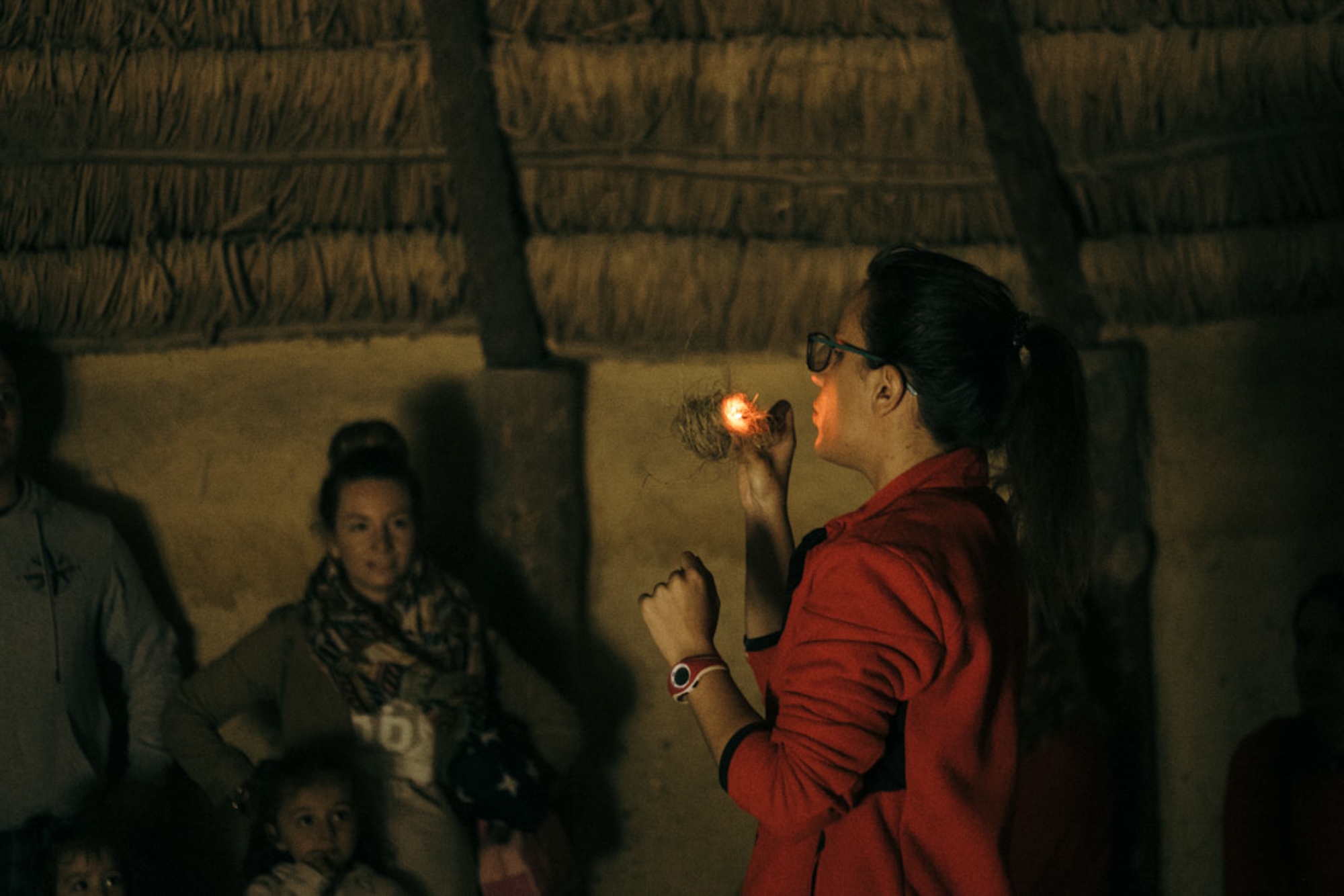 "Mamá, ¿cuándo vamos a volver a hacer fuego?" "Mamá, ¿cuándo vamos a volver a hacer fuego?"