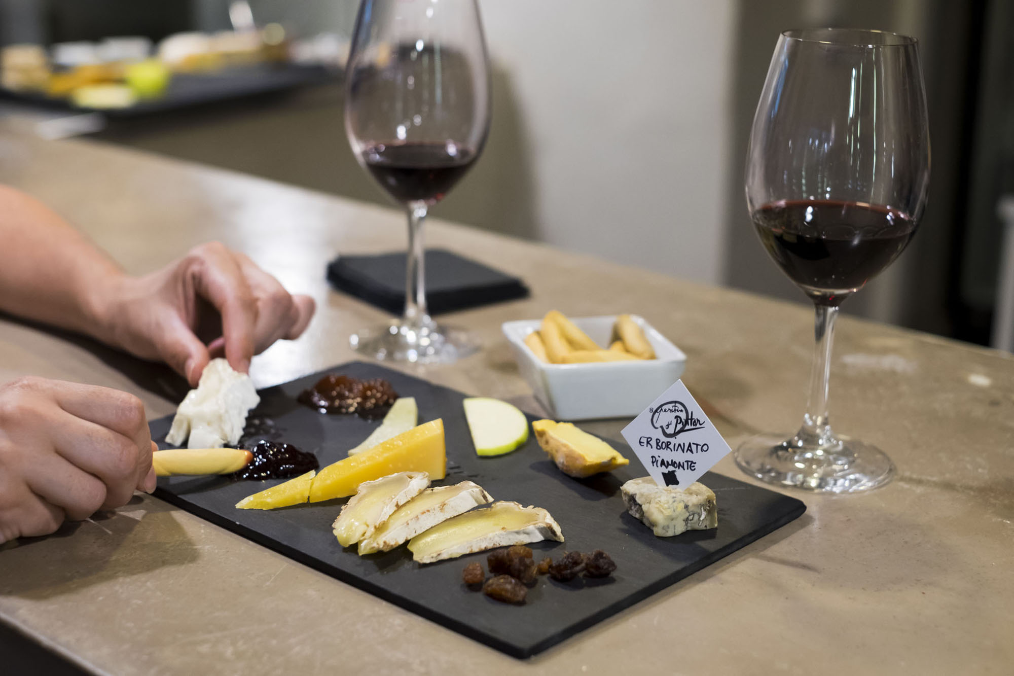 La tabla degustación que más éxito tiene es la de seis quesos. Cada queso lleva su etiqueta para identificarlos. La tabla degustación que más éxito tiene es la de seis quesos. Cada queso lleva su etiqueta para identificarlos.