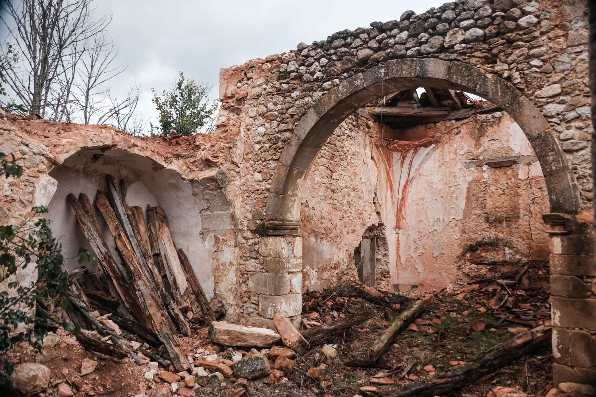 Restos de la iglesia del pueblo abandonado de Cubillos, Soria. Restos de la iglesia del pueblo abandonado de Cubillos, Soria.