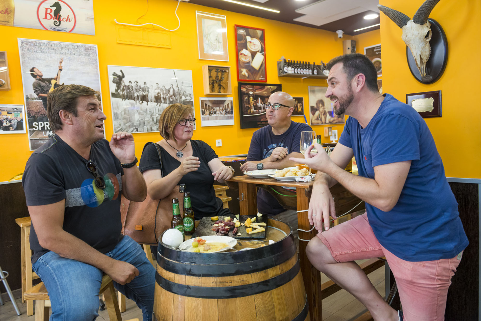 'El Vinagrillo' comenzó como una tienda de ultramarinos hasta que se convirtió en un lugar de tapeo entre amigos y vecinos. 'El Vinagrillo' comenzó como una tienda de ultramarinos hasta que se convirtió en un lugar de tapeo entre amigos y vecinos.