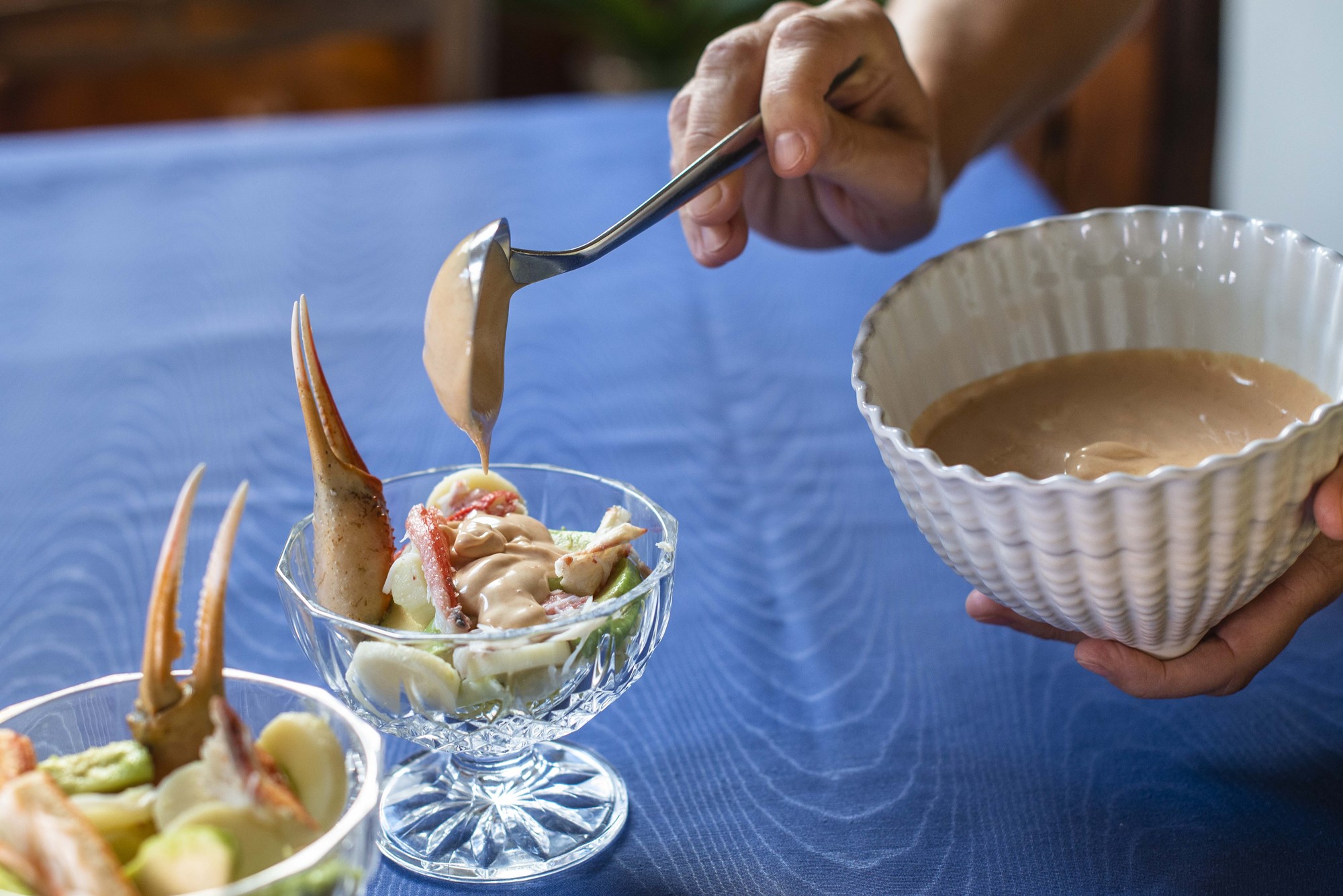 Además de con cangrejo, este cocktail se puede preparar con langostinos o gambas. Además de con cangrejo, este cocktail se puede preparar con langostinos o gambas.