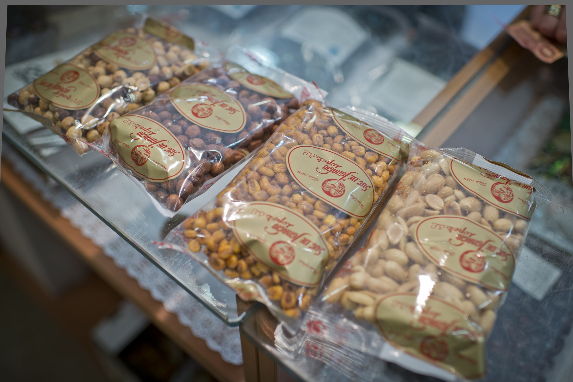 Más de 70 referencias atesoran los dueños de una de las tiendas de frutos secos más antiguas de la capital. Más de 70 referencias atesoran los dueños de una de las tiendas de frutos secos más antiguas de la capital.