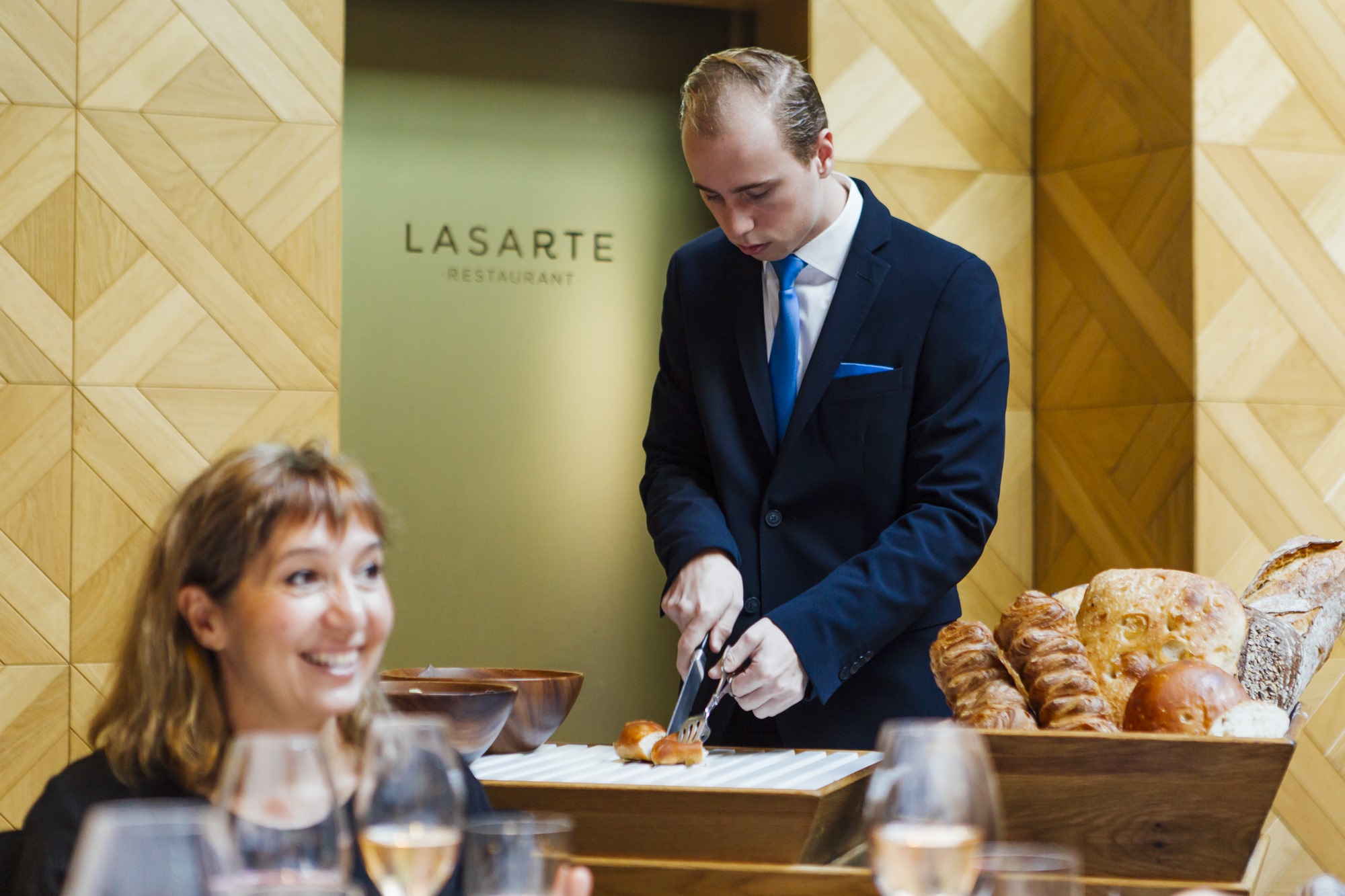 Las piezas individuales se han sustituido por hogazas y panes enteros, que se cortan al gusto del cliente a pie de mesa. Las piezas individuales se han sustituido por hogazas y panes enteros, que se cortan al gusto del cliente a pie de mesa.