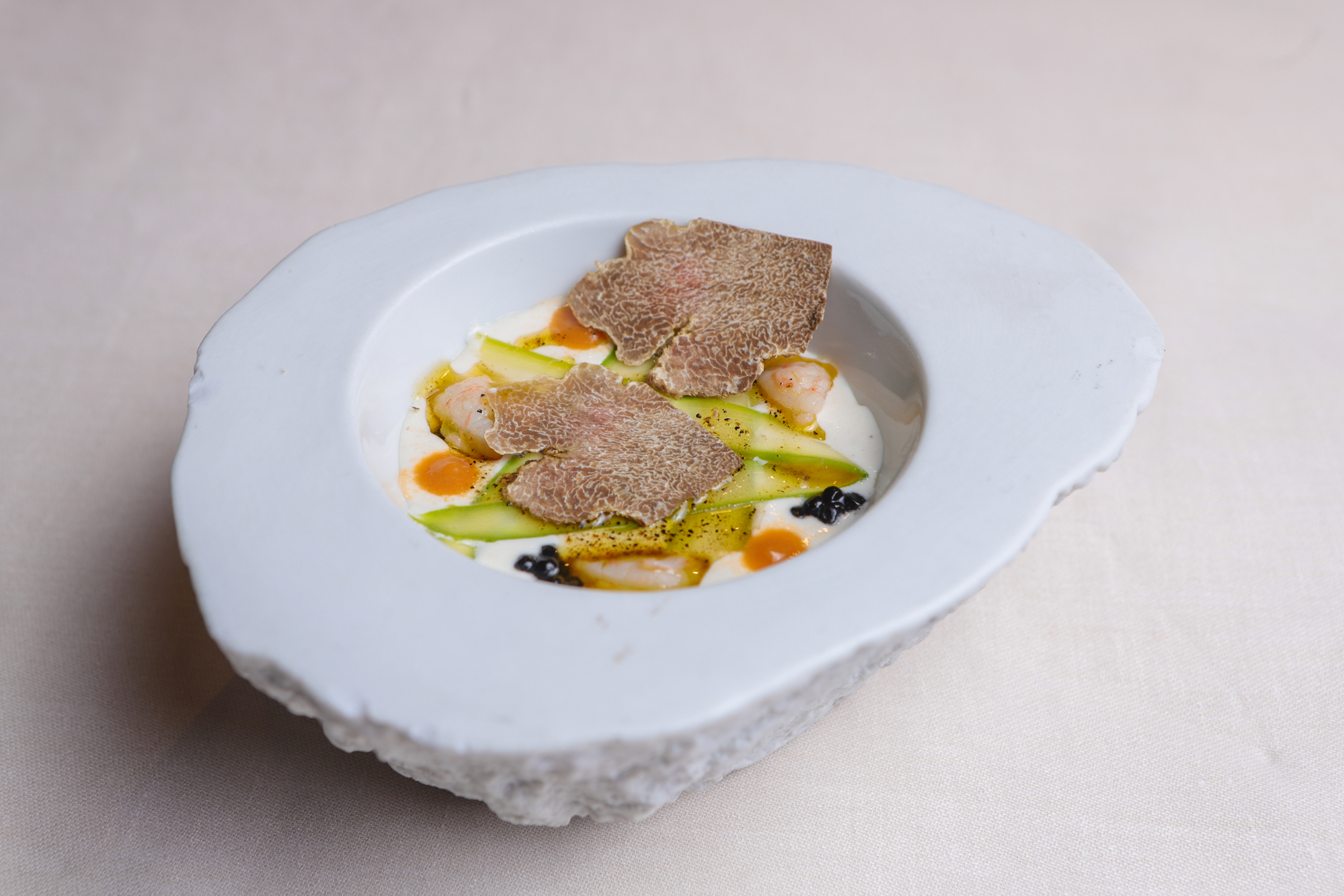 Ajoblanco de trufa con espárragos y gambas. Ajoblanco de trufa con espárragos y gambas.