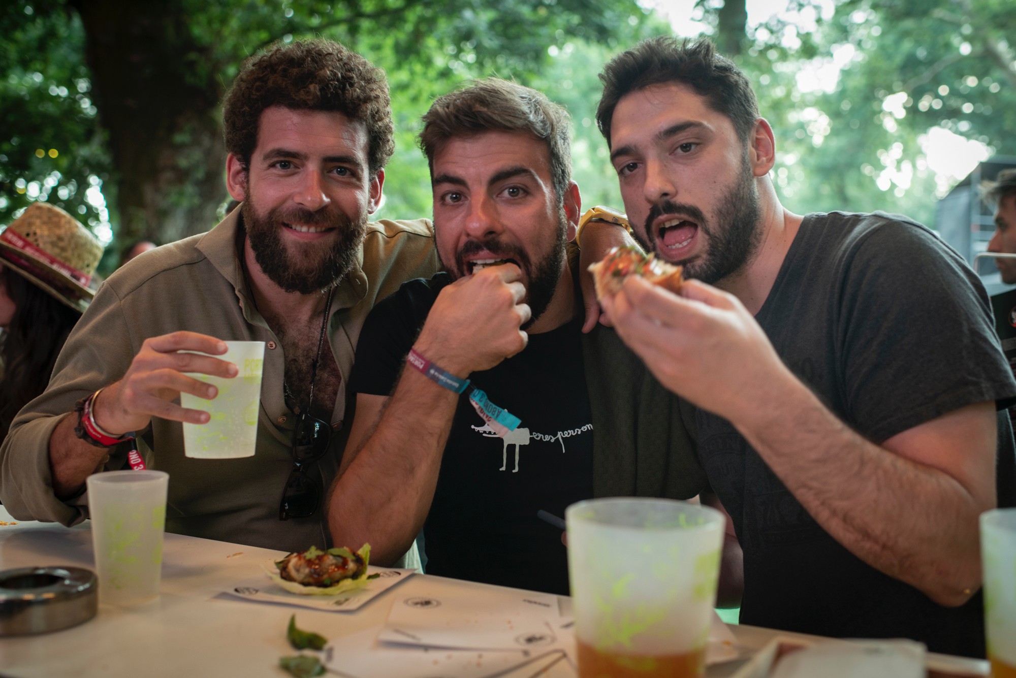 Portamerica 2019: festivaleros comiendo tapas en la barra Portamerica 2019: festivaleros comiendo tapas en la barra