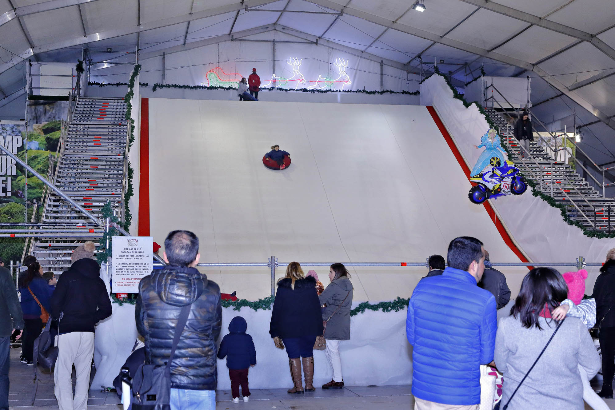 El tobogán de hielo mide 30 metros de altura. El tobogán de hielo mide 30 metros de altura.