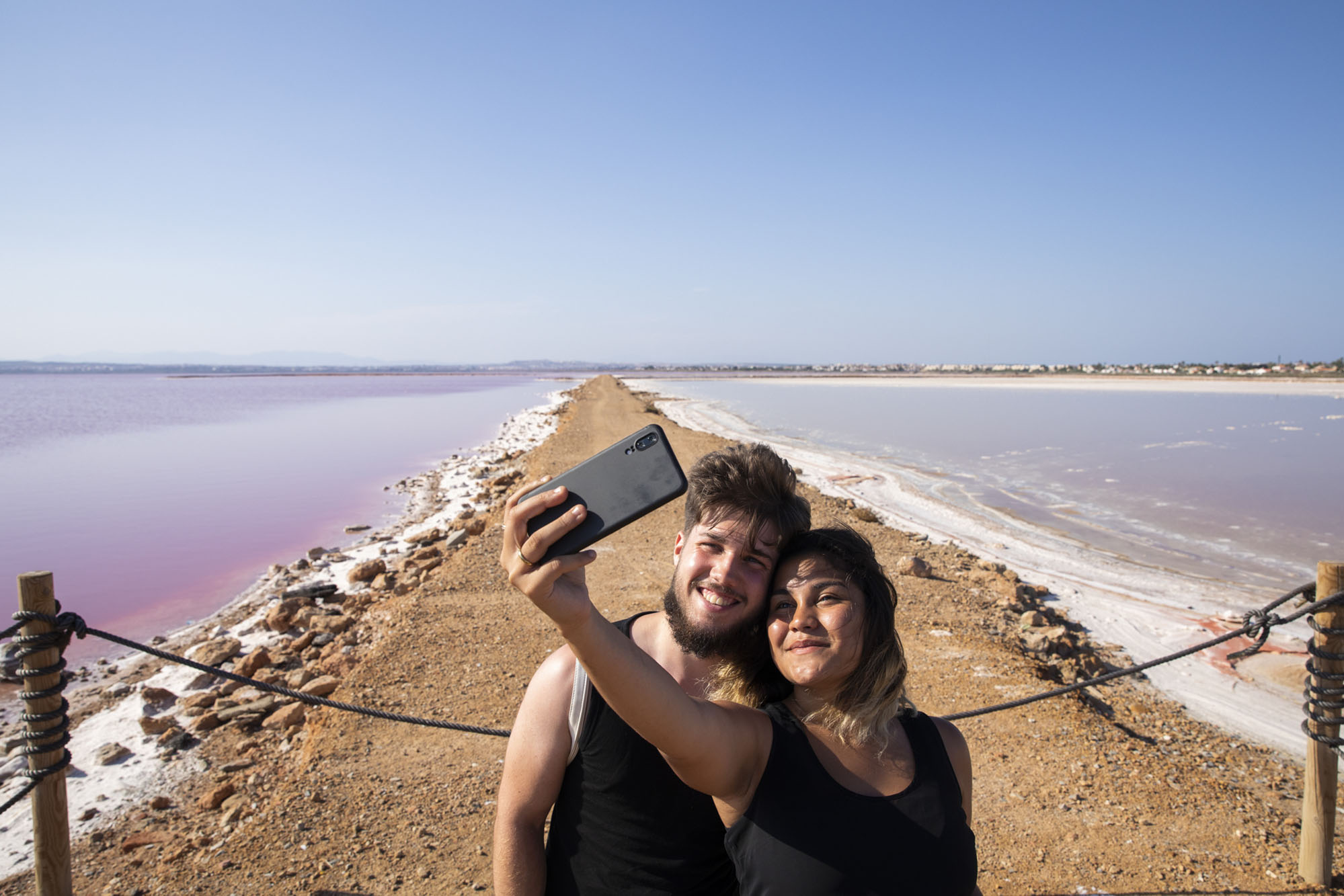 A la izquierda, la Laguna rosa. A la derecha, la Laguna de Flor de Sal. A la izquierda, la Laguna rosa. A la derecha, la Laguna de Flor de Sal.