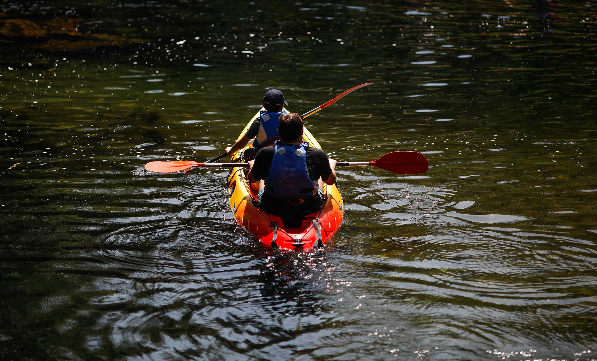 Dos personas montan en kayak cerca de Tui. Dos personas montan en kayak cerca de Tui.