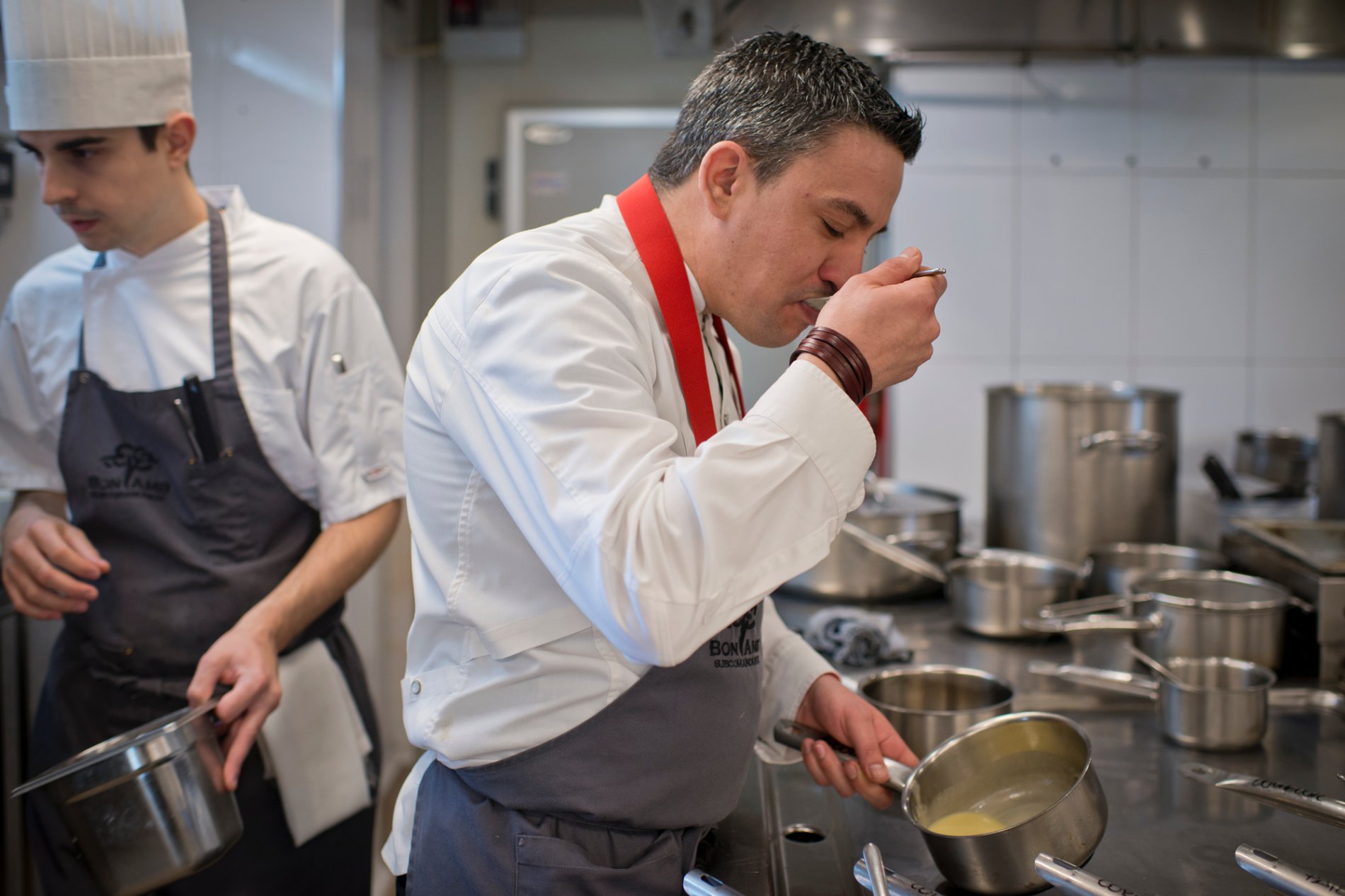 Restaurante BonAmb (Xábia, Alicante): Alberto Ferruz preparando uno sus platos en cocina Restaurante BonAmb (Xábia, Alicante): Alberto Ferruz preparando uno sus platos en cocina