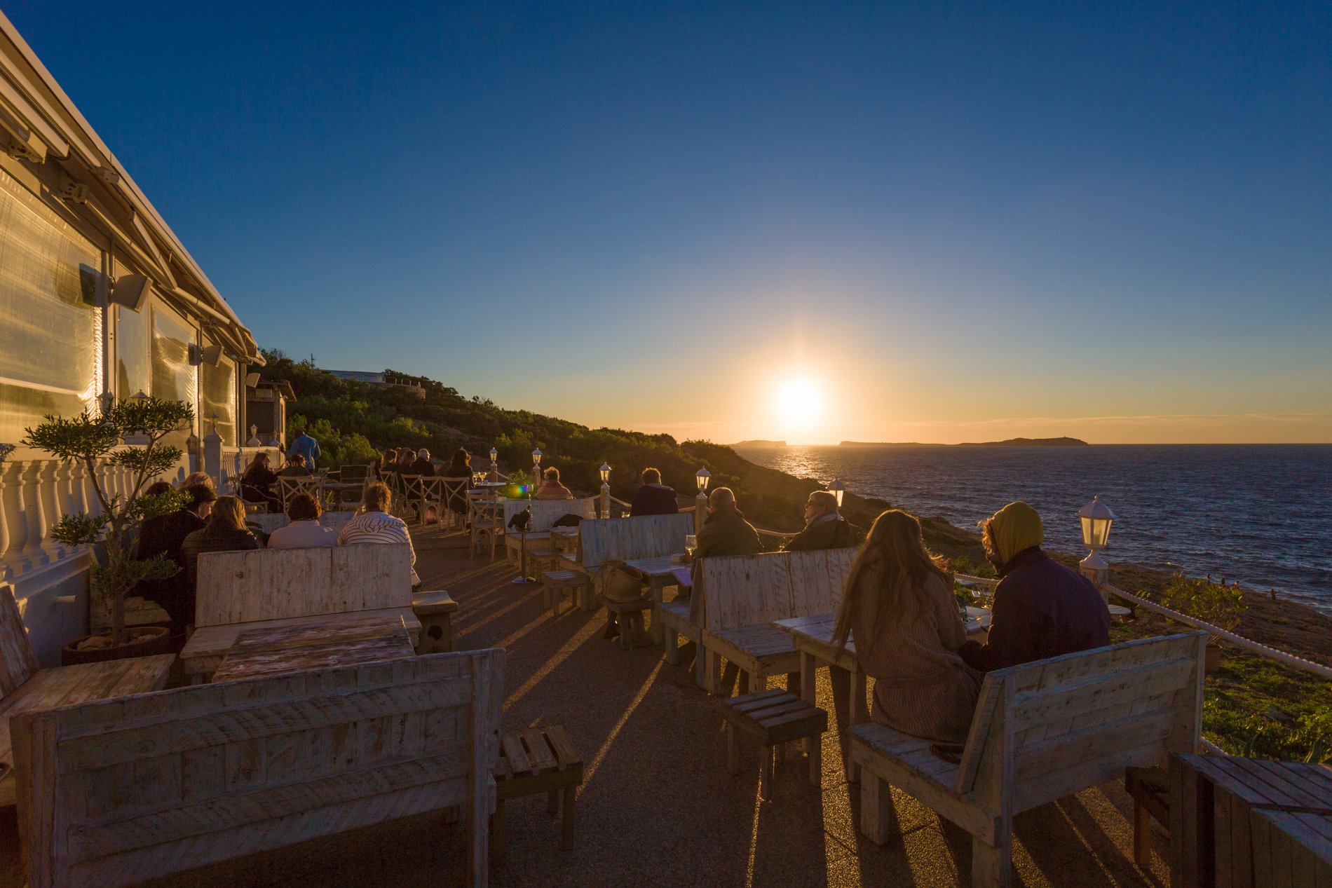 Cerca de las seis de la tarde, desde Sant Antoni de Portmany, se puede contemplar uno de los atardeceres más espectaculares. Cerca de las seis de la tarde, desde Sant Antoni de Portmany, se puede contemplar uno de los atardeceres más espectaculares.