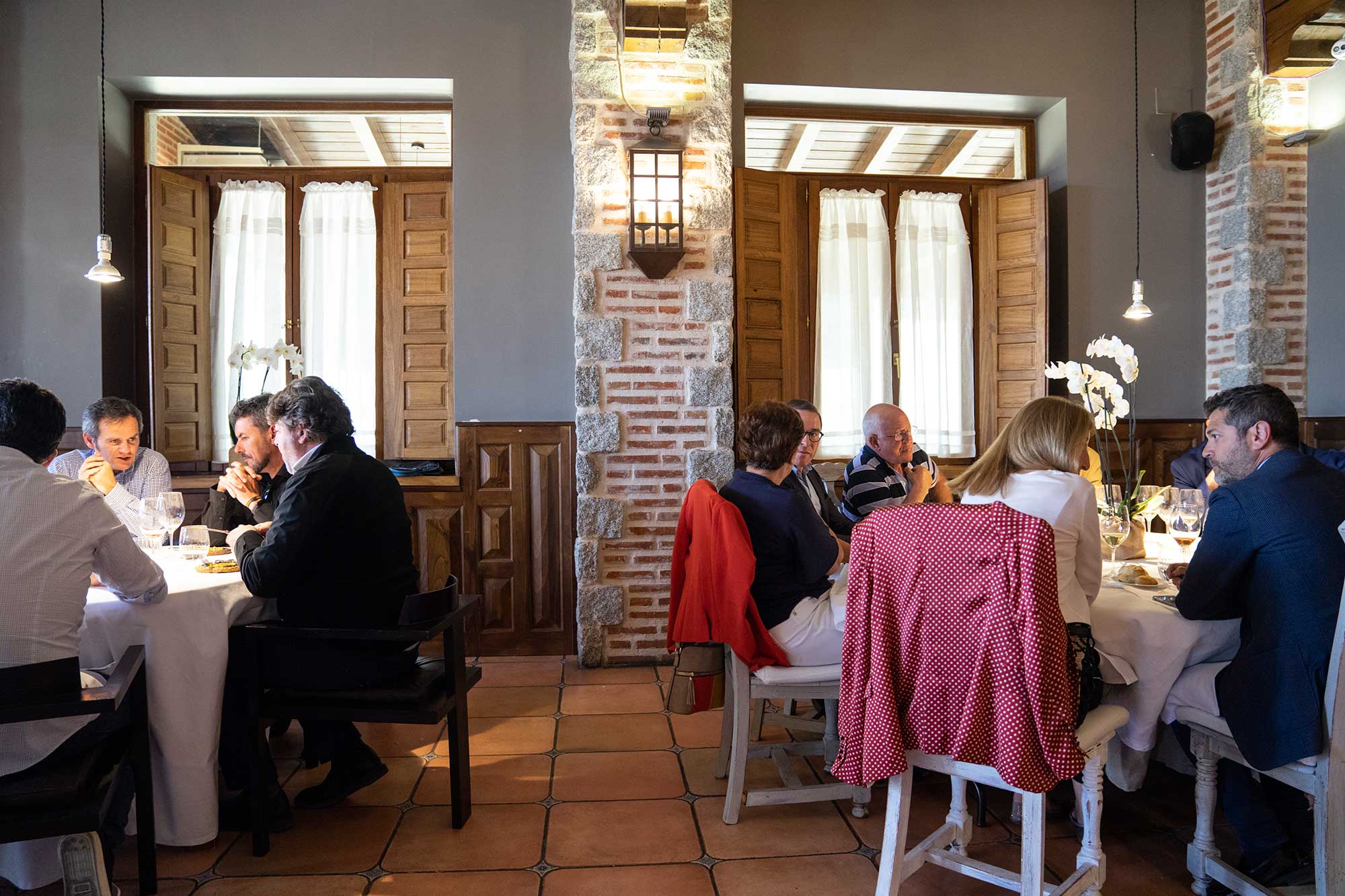 Varias mesas con comensales en el restaurante del local. Varias mesas con comensales en el restaurante del local.