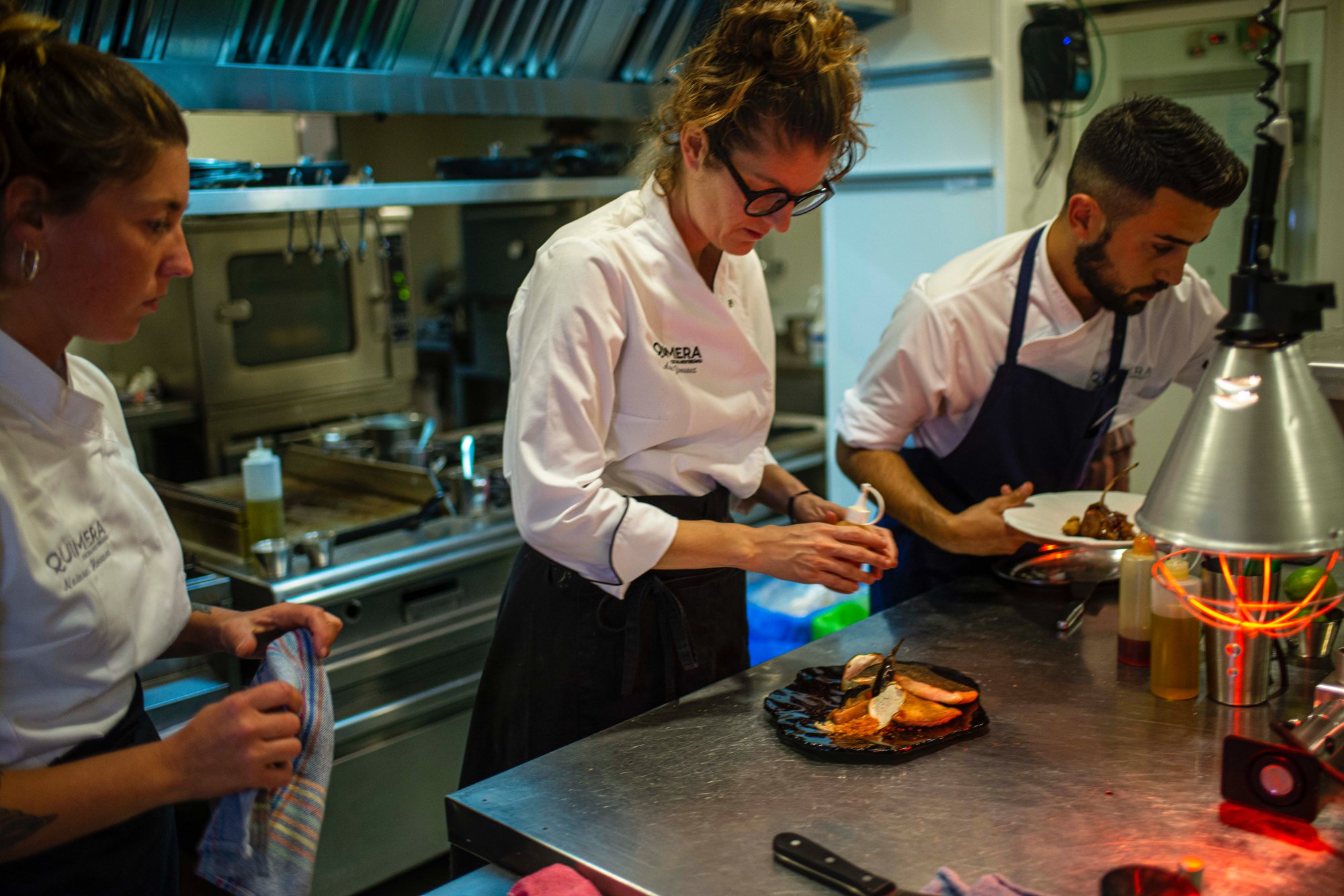 Restaurante 'Quimera' (Formentera): Ana Jiménez García en la cocina con parte de su equipo Restaurante 'Quimera' (Formentera): Ana Jiménez García en la cocina con parte de su equipo