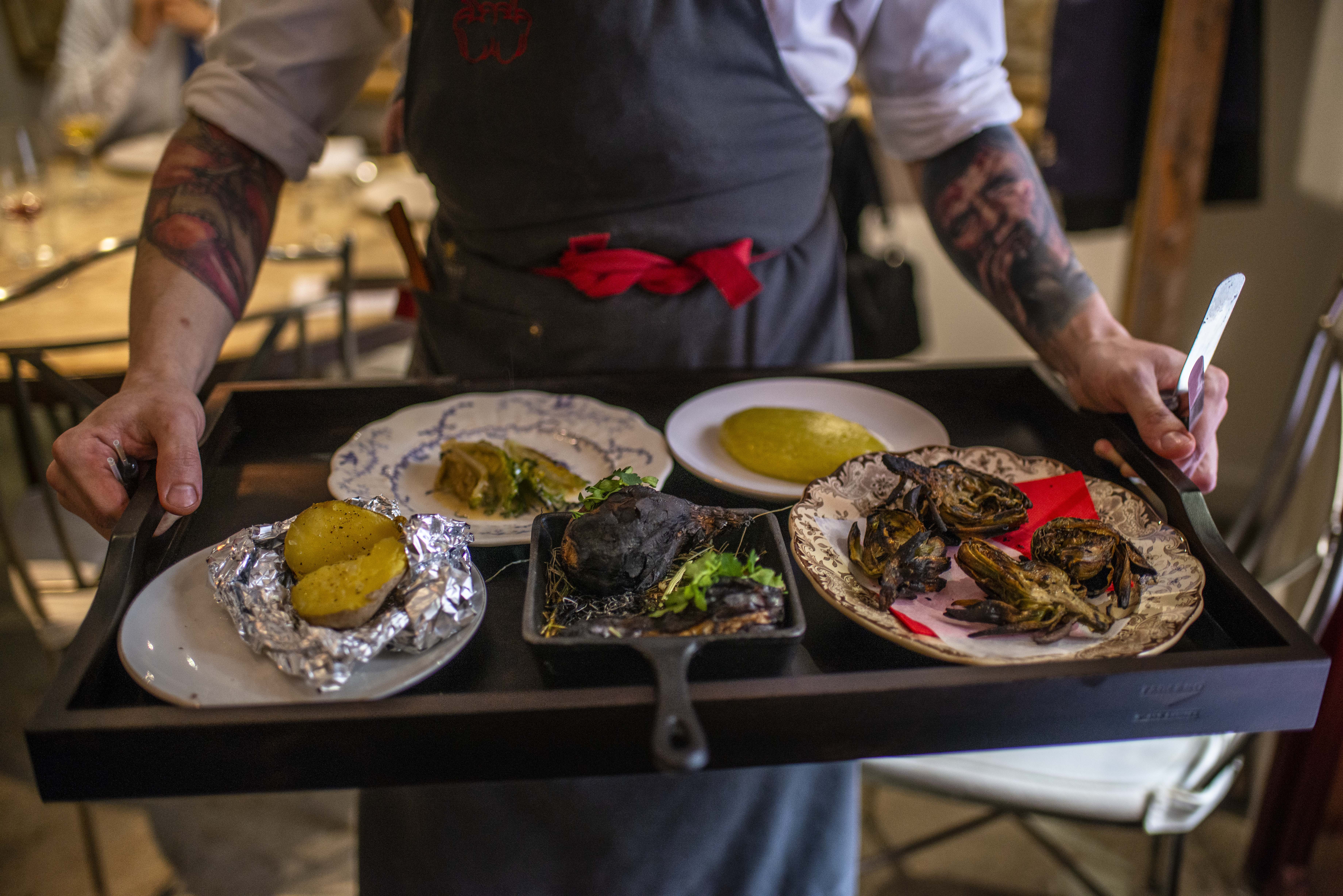 La alcachofa y la cebolla son dos de las verduras más antiguas del Mediterráneo. La alcachofa y la cebolla son dos de las verduras más antiguas del Mediterráneo.