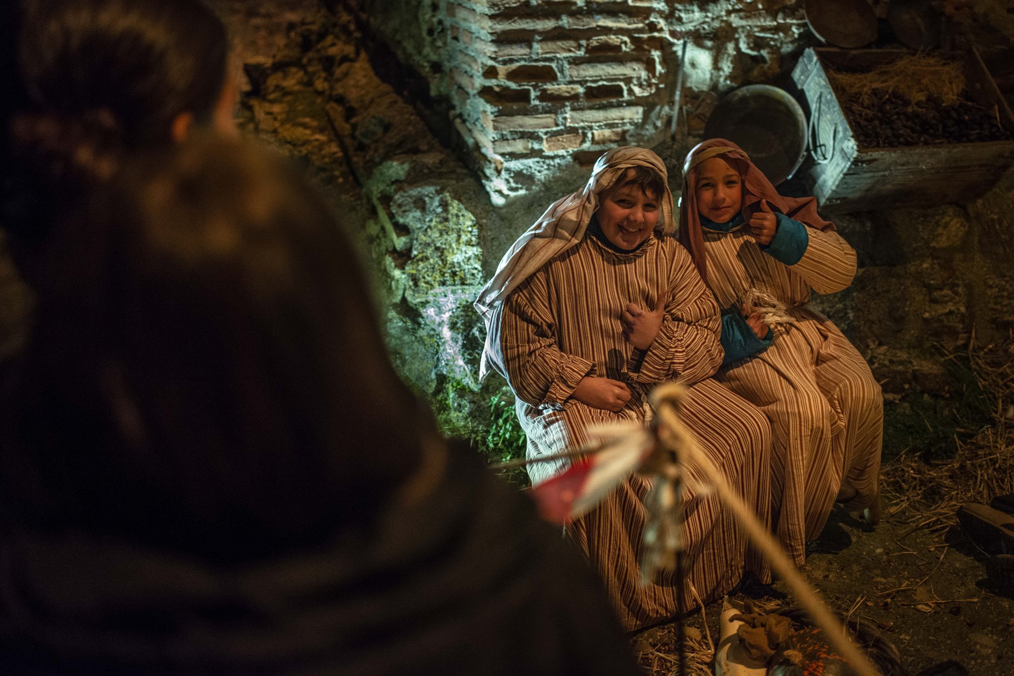 Tanto los niños del pueblo como los visitantes se divierten durante los pases. Tanto los niños del pueblo como los visitantes se divierten durante los pases.