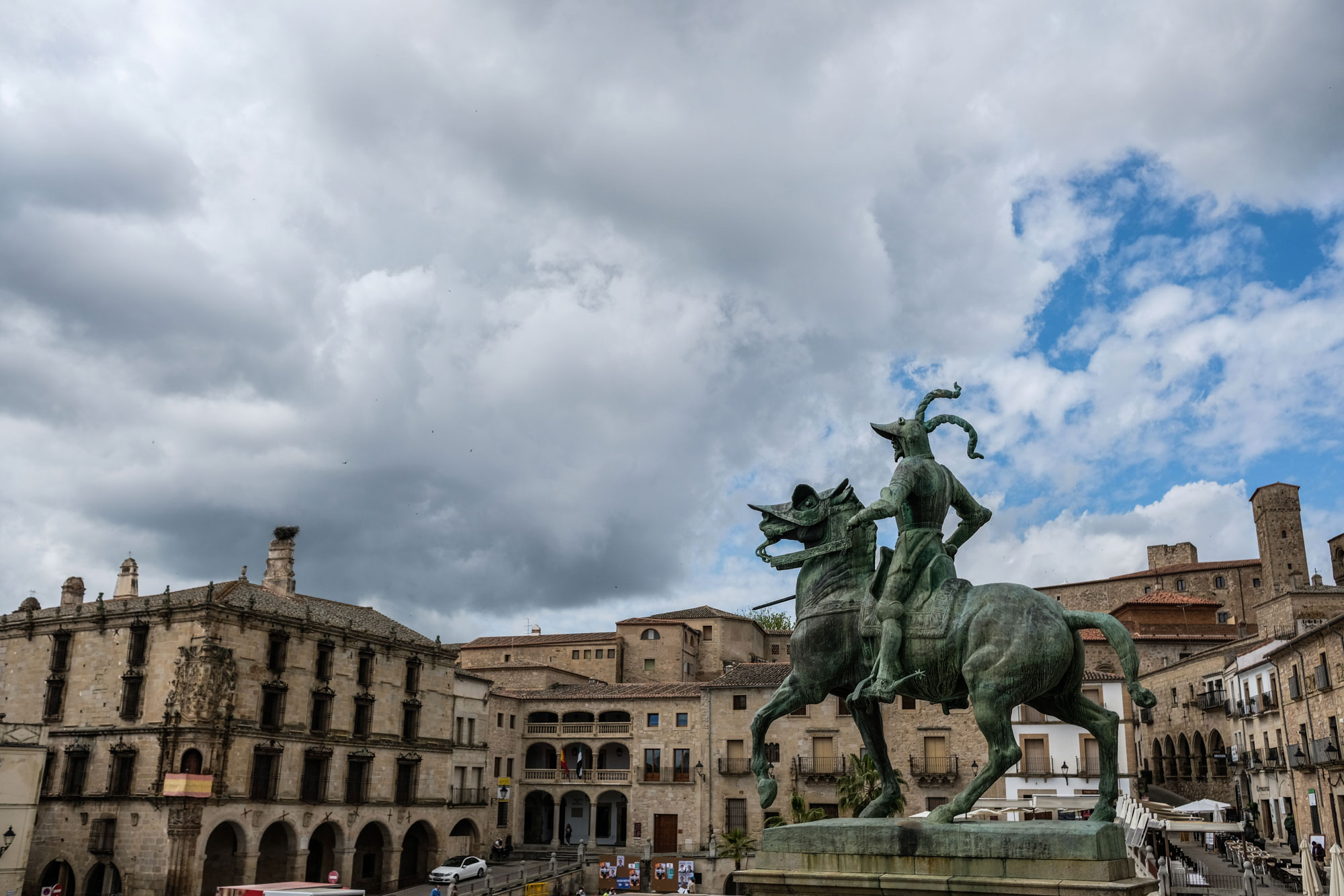 Estatua ecuestre de de Francisco Pizarro en la Plaza Mayor. Estatua ecuestre de de Francisco Pizarro en la Plaza Mayor.