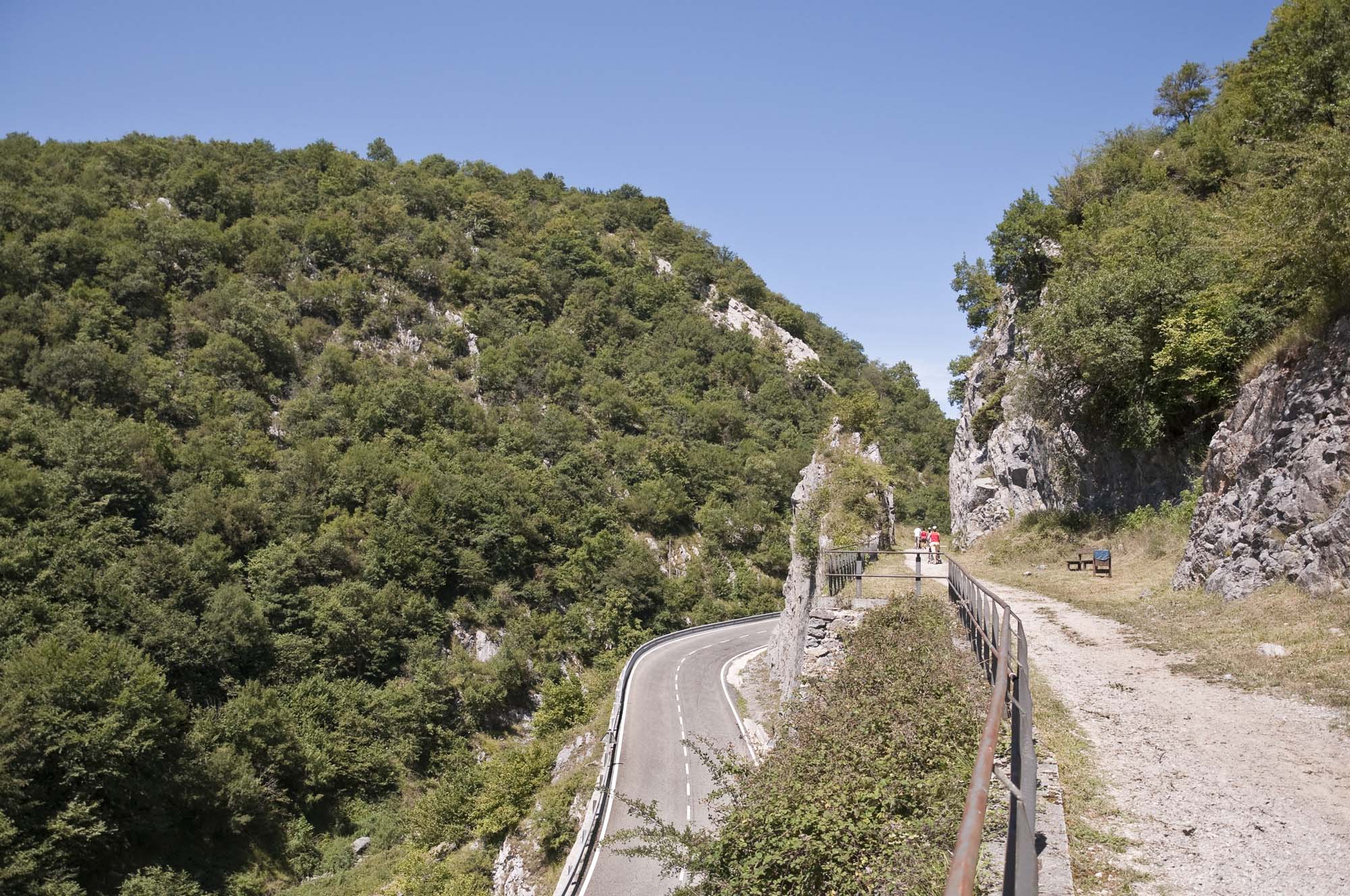 La vía verde de Plazaola tiene como escenario natural la Sierra de Aralar. Foto: Shutterstock. La vía verde de Plazaola tiene como escenario natural la Sierra de Aralar. Foto: Shutterstock.
