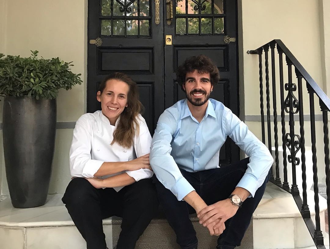 Robert Tetas y Camila Ferraro se conocieron en el 'Celler de Can Roca' antes de abrir su nuevo local. Foto: Instagram Sobretablas. Robert Tetas y Camila Ferraro se conocieron en el 'Celler de Can Roca' antes de abrir su nuevo local. Foto: Instagram Sobretablas.