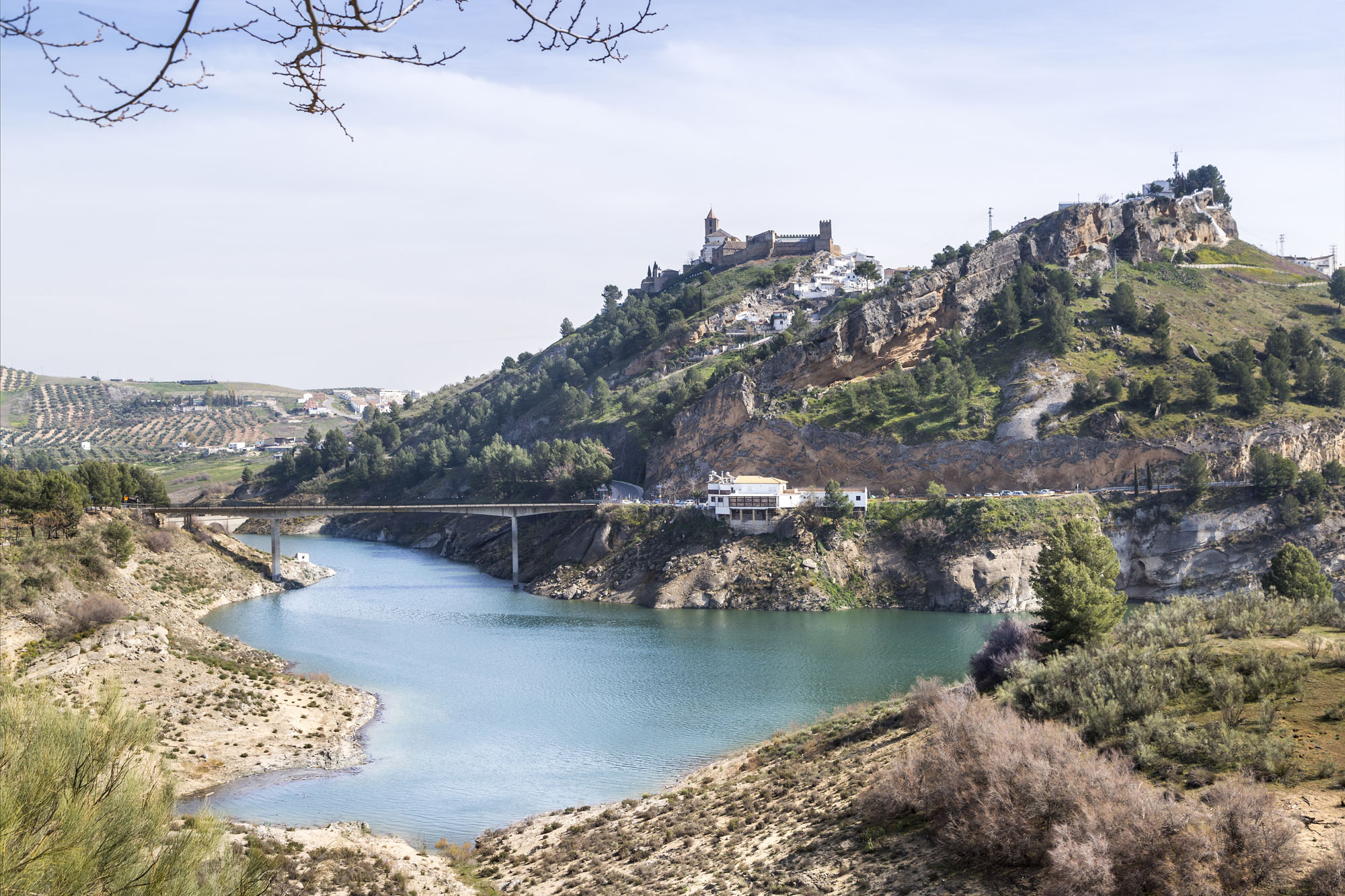 Los puentes comunican la península sobre el embalse con el resto del territorio. Los puentes comunican la península sobre el embalse con el resto del territorio.