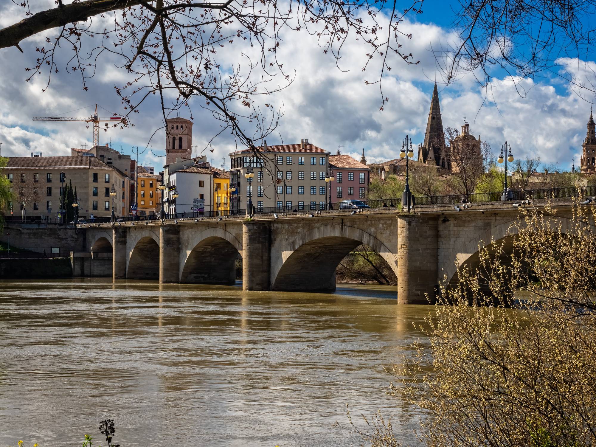 El puente de Piedra, que cruza el Ebro, ha sido históricamente recorrido de peregrinos del Camino de Santiago. Foto: Shutterstock El puente de Piedra, que cruza el Ebro, ha sido históricamente recorrido de peregrinos del Camino de Santiago. Foto: Shutterstock