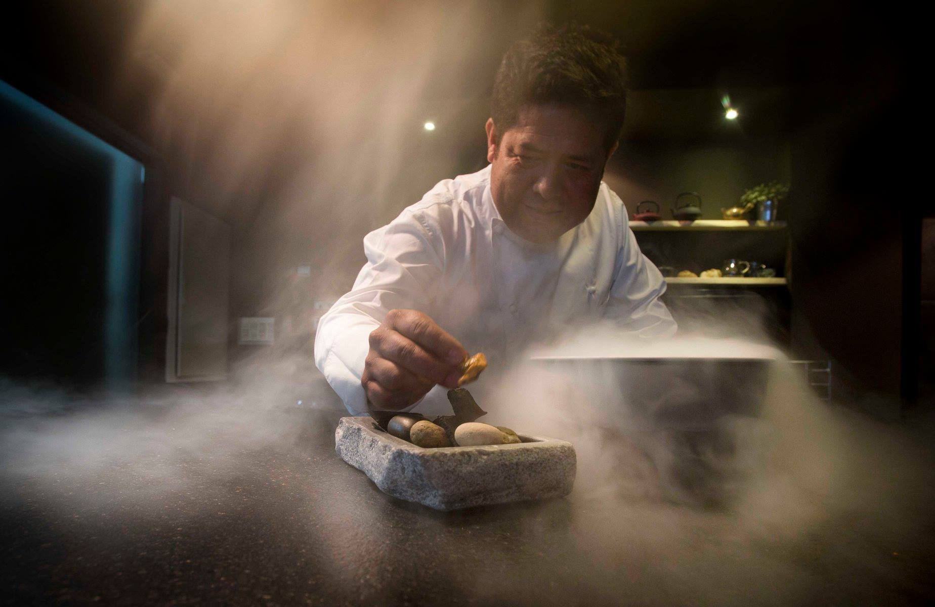 El chef en la cocina de su restaurante. Foto: Víctor Gutiérrez. El chef en la cocina de su restaurante. Foto: Víctor Gutiérrez.