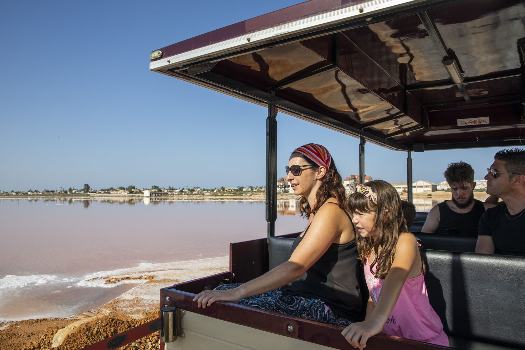 Un tren turístico te lleva del centro de Torrevieja hasta las Salinas. Un tren turístico te lleva del centro de Torrevieja hasta las Salinas.
