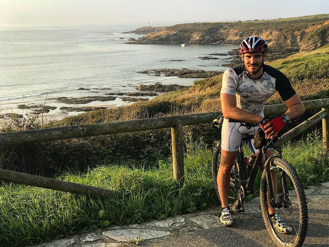 Saúl Craviotto montando en bicicleta en Ribadeo Saúl Craviotto montando en bicicleta en Ribadeo
