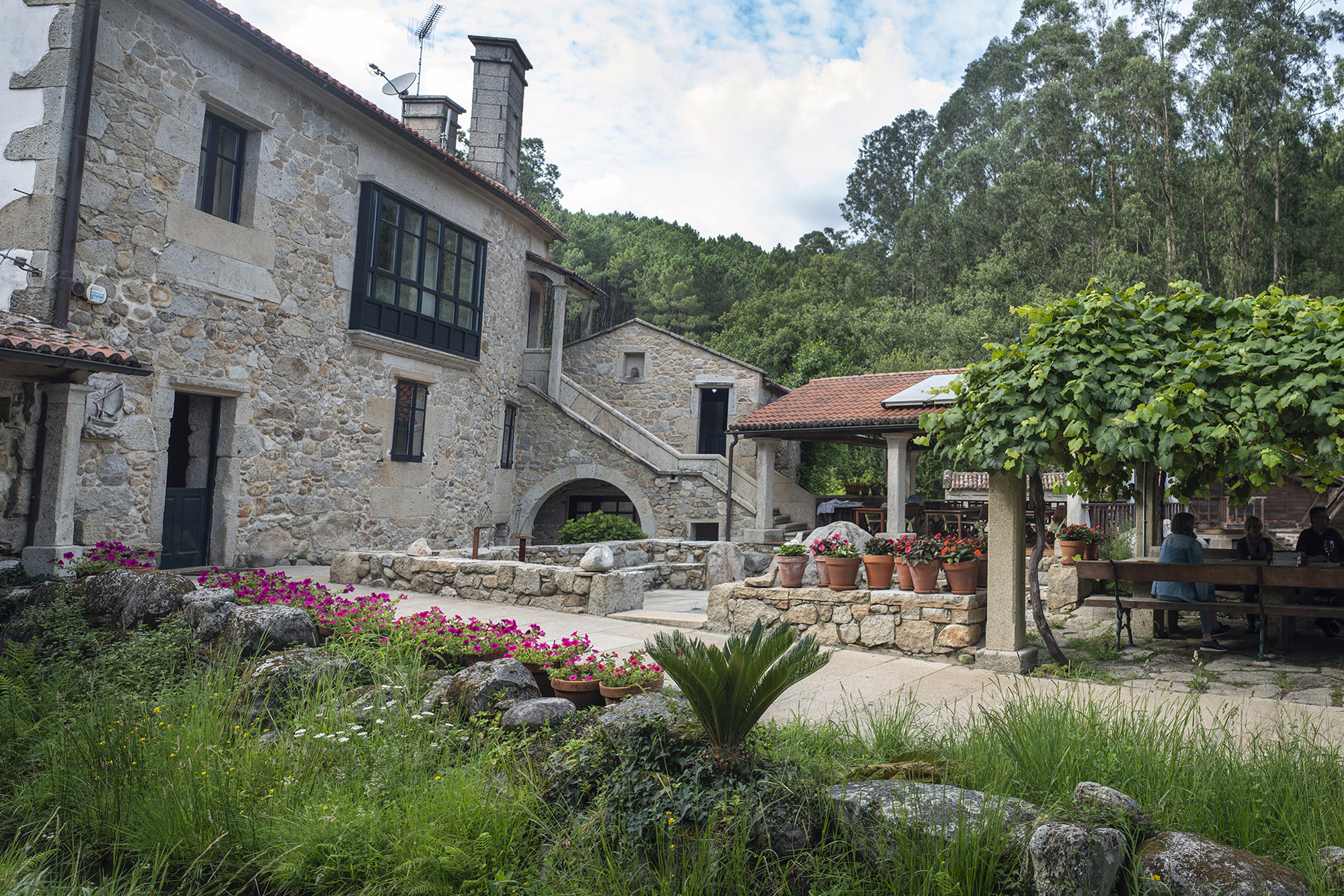 La casa de piedra era originariamente un molino, que aún se conserva en uso. La casa de piedra era originariamente un molino, que aún se conserva en uso.