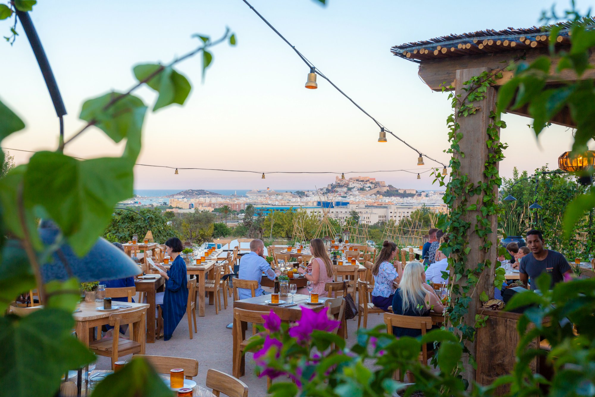 Restaurante de 'Casa Maca' (Ibiza): terraza para cenas Restaurante de 'Casa Maca' (Ibiza): terraza para cenas
