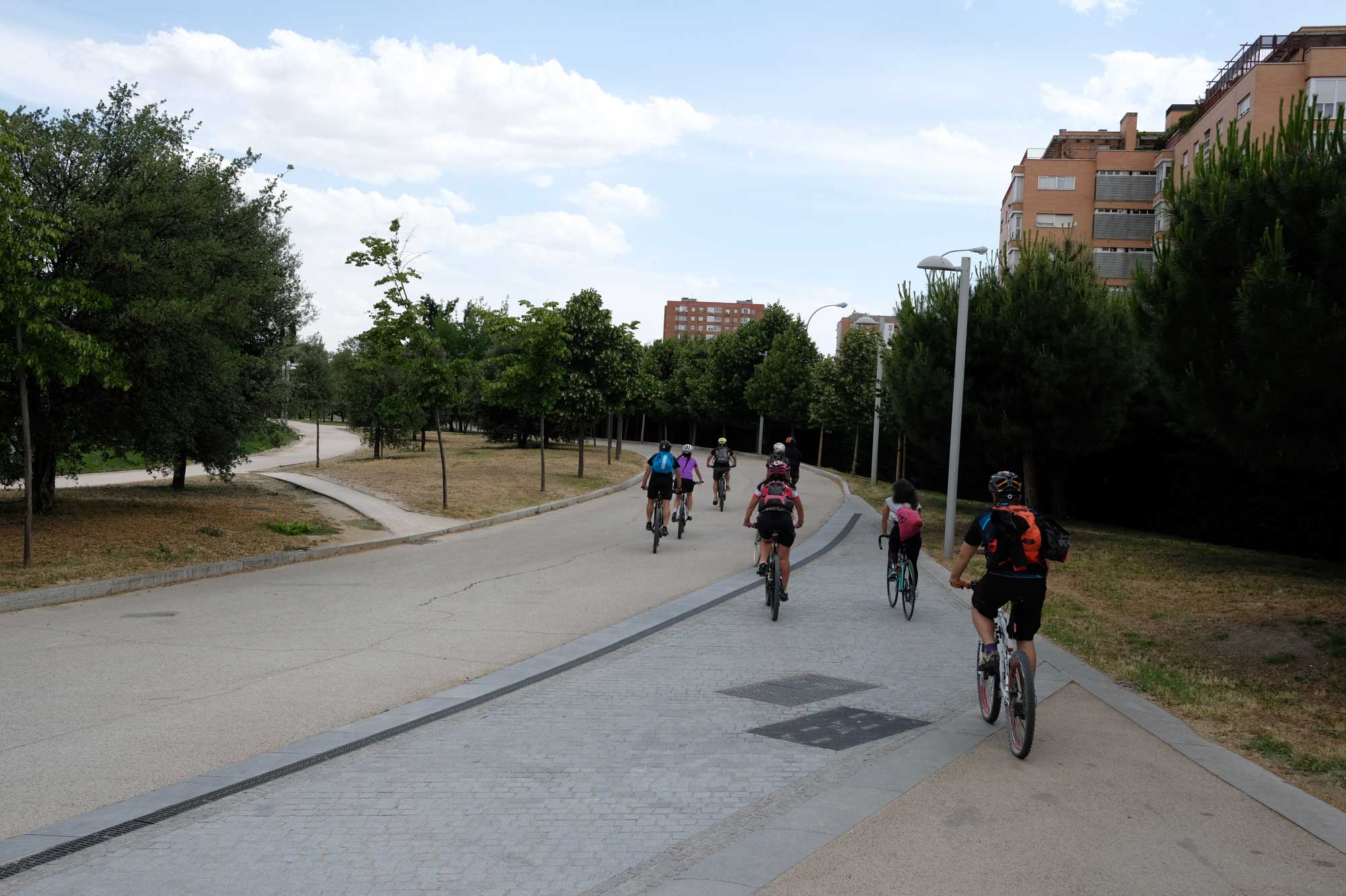 Ciclistas entre Madrid Río y el Paseo Fluvial del Manzanares. Ciclistas entre Madrid Río y el Paseo Fluvial del Manzanares.