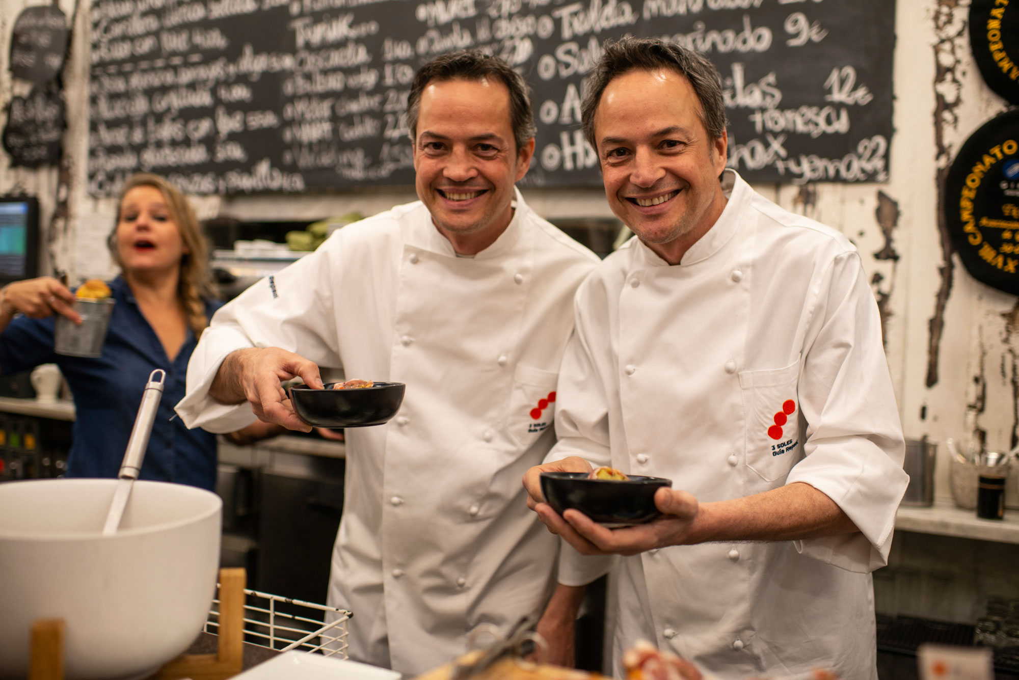 Javier y Sergio posan con su tapa tras la barra de 'Zazpi'. A su lado, Maite, una de las dueñas del bar. Javier y Sergio posan con su tapa tras la barra de 'Zazpi'. A su lado, Maite, una de las dueñas del bar.