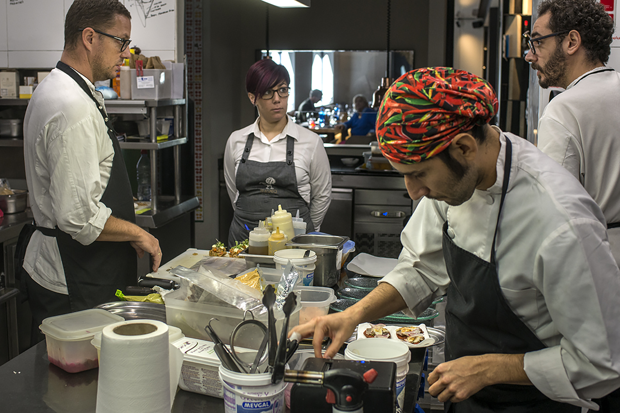 El equipo de 'Trasto' lo forman diez personas, cinco en cocina y cinco en sala. El equipo de 'Trasto' lo forman diez personas, cinco en cocina y cinco en sala.
