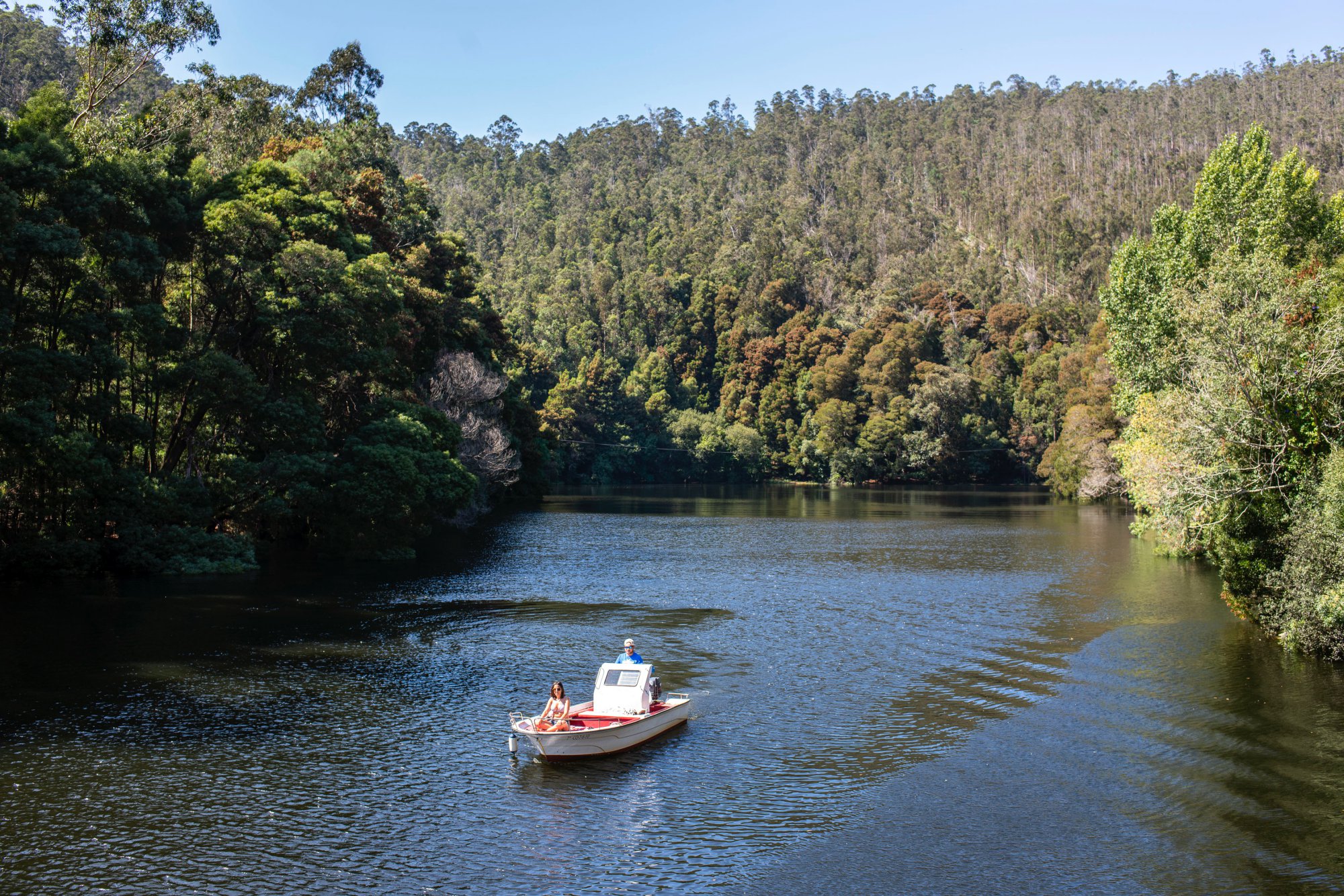 La Pesquería del Tambre: navegación por el río La Pesquería del Tambre: navegación por el río