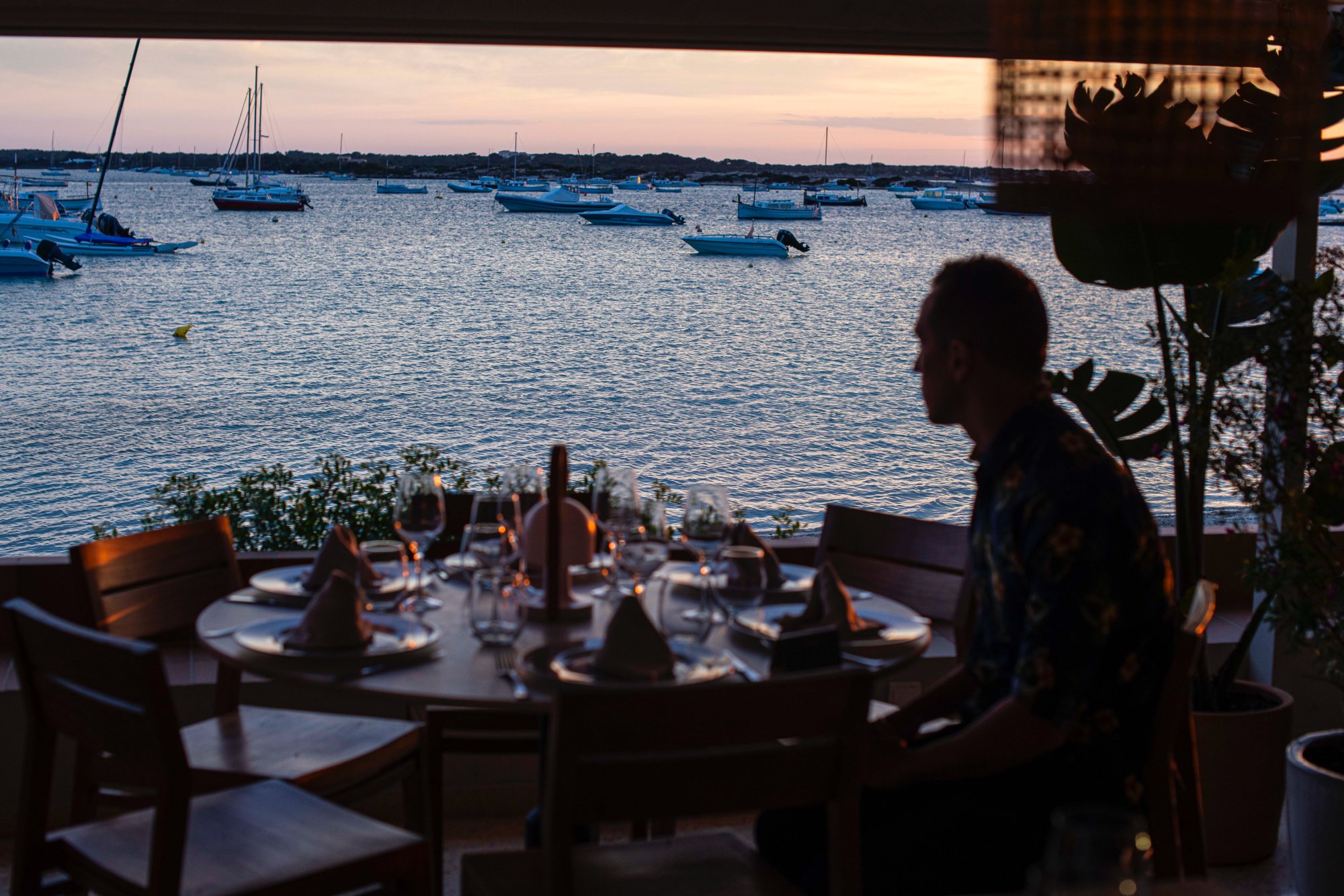 Restaurante 'Quimera' (Formentera): comedor con vistas al Estany des Peix Restaurante 'Quimera' (Formentera): comedor con vistas al Estany des Peix