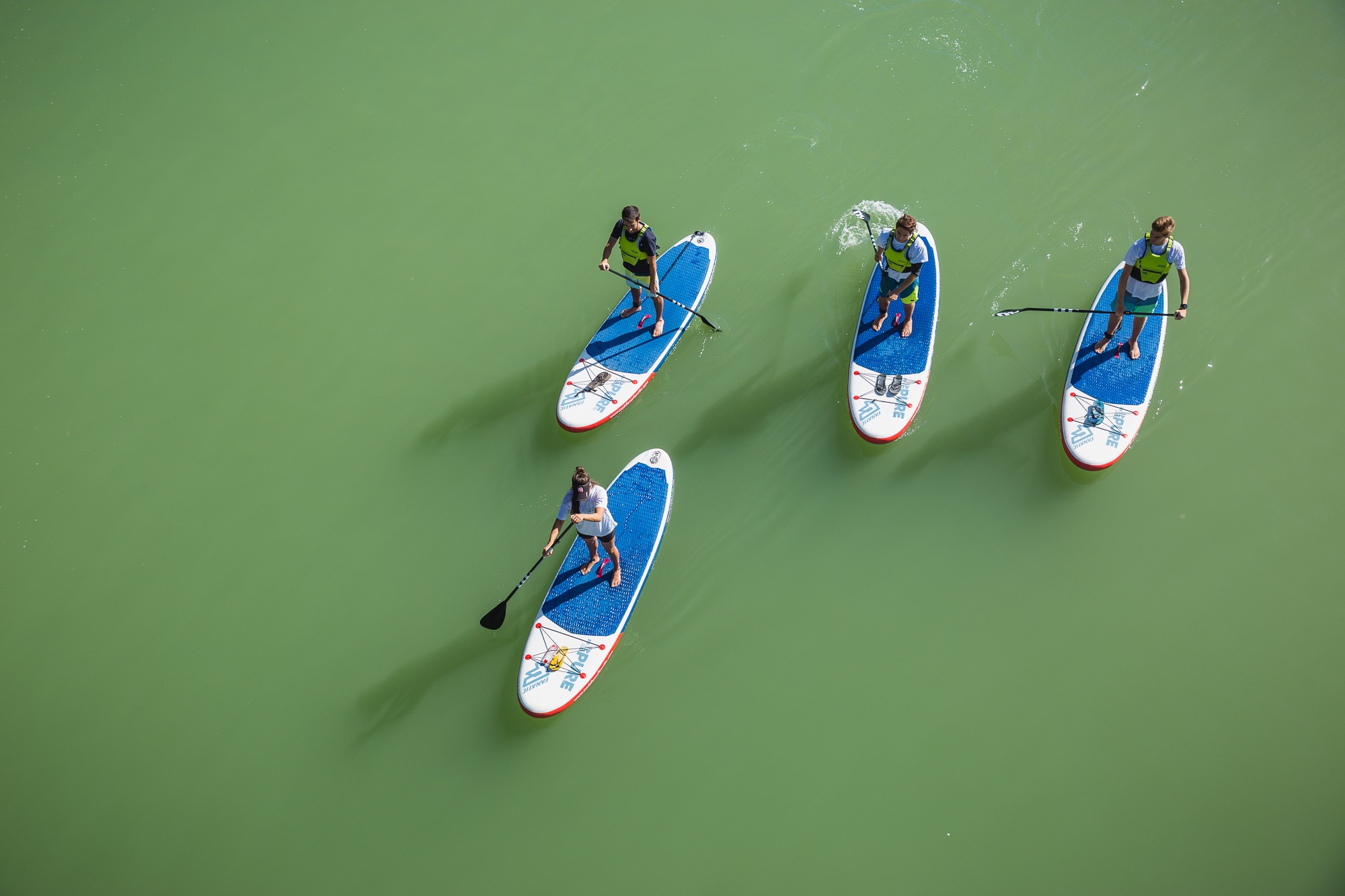 Las aguas del Guadalquivir forman una superficie plana perfecta para el 'paddle surf'.