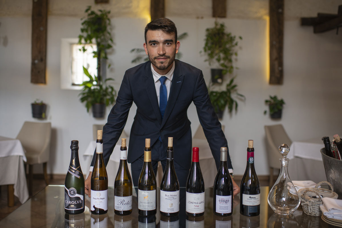 Miguel Plaza con algunos de los vinos que forman el maridaje del menú gastronómico. Miguel Plaza con algunos de los vinos que forman el maridaje del menú gastronómico.