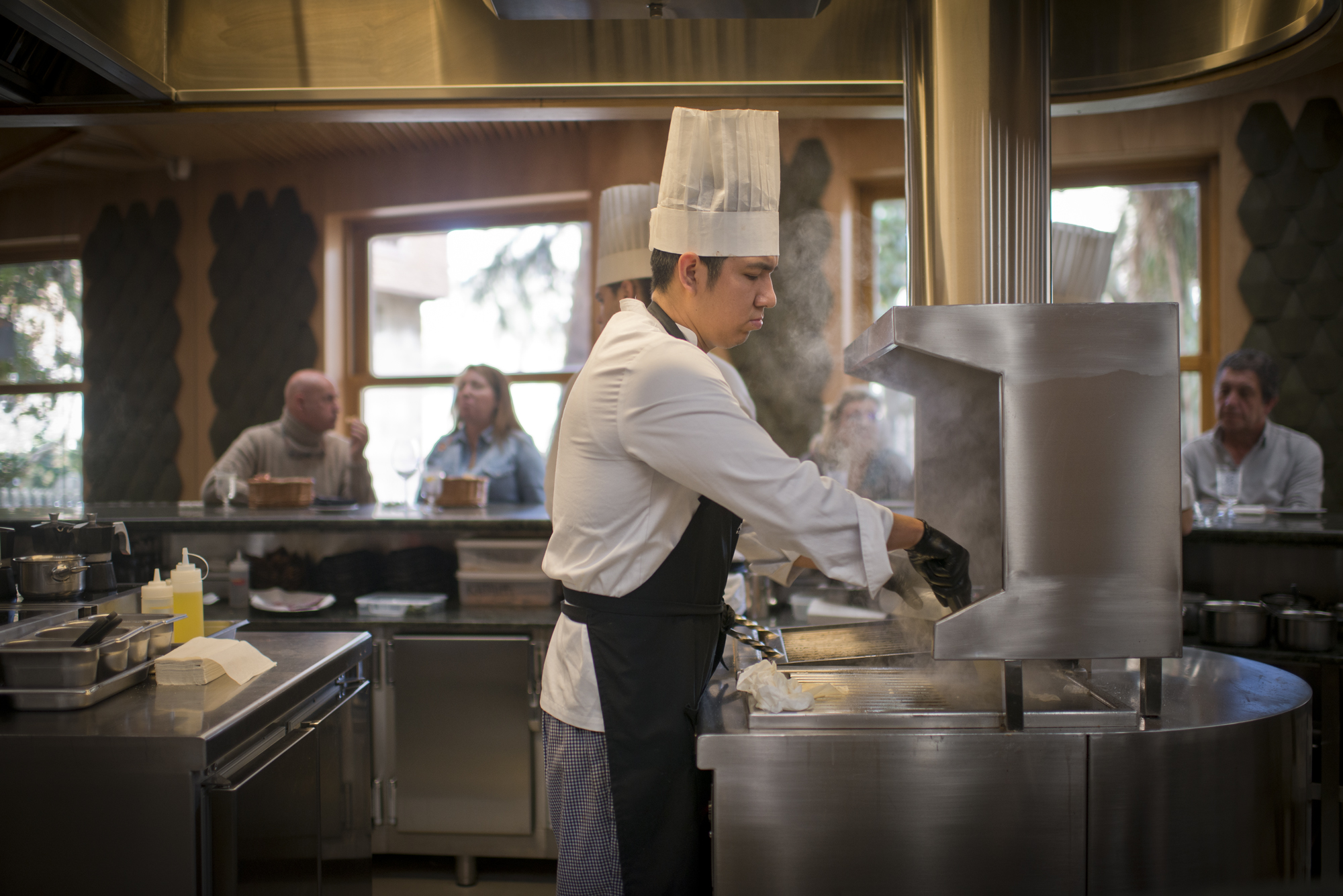 Dentro de la barra, hay un cocinero por cada seis comensales. Dentro de la barra, hay un cocinero por cada seis comensales.